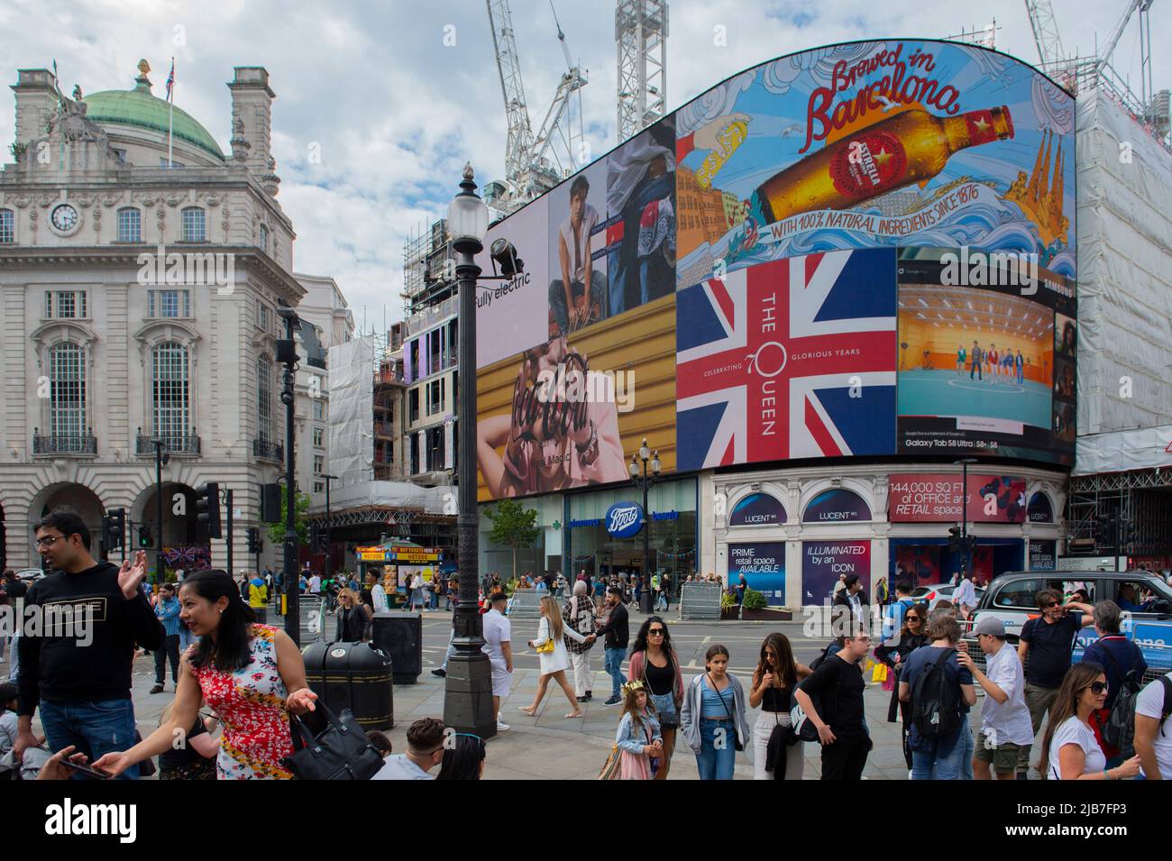 Platinum Jubilee advertising on the iconic Piccadilly sign Stock Photo