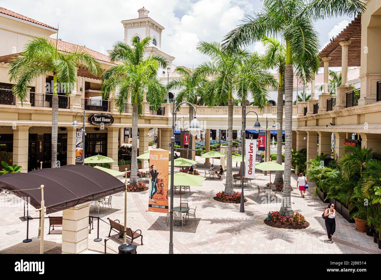 Hallandale Florida Miami,The Village at Gulfstream Park shopping,sign clearance  sale 75% women's clothing dress fashion Stock Photo - Alamy