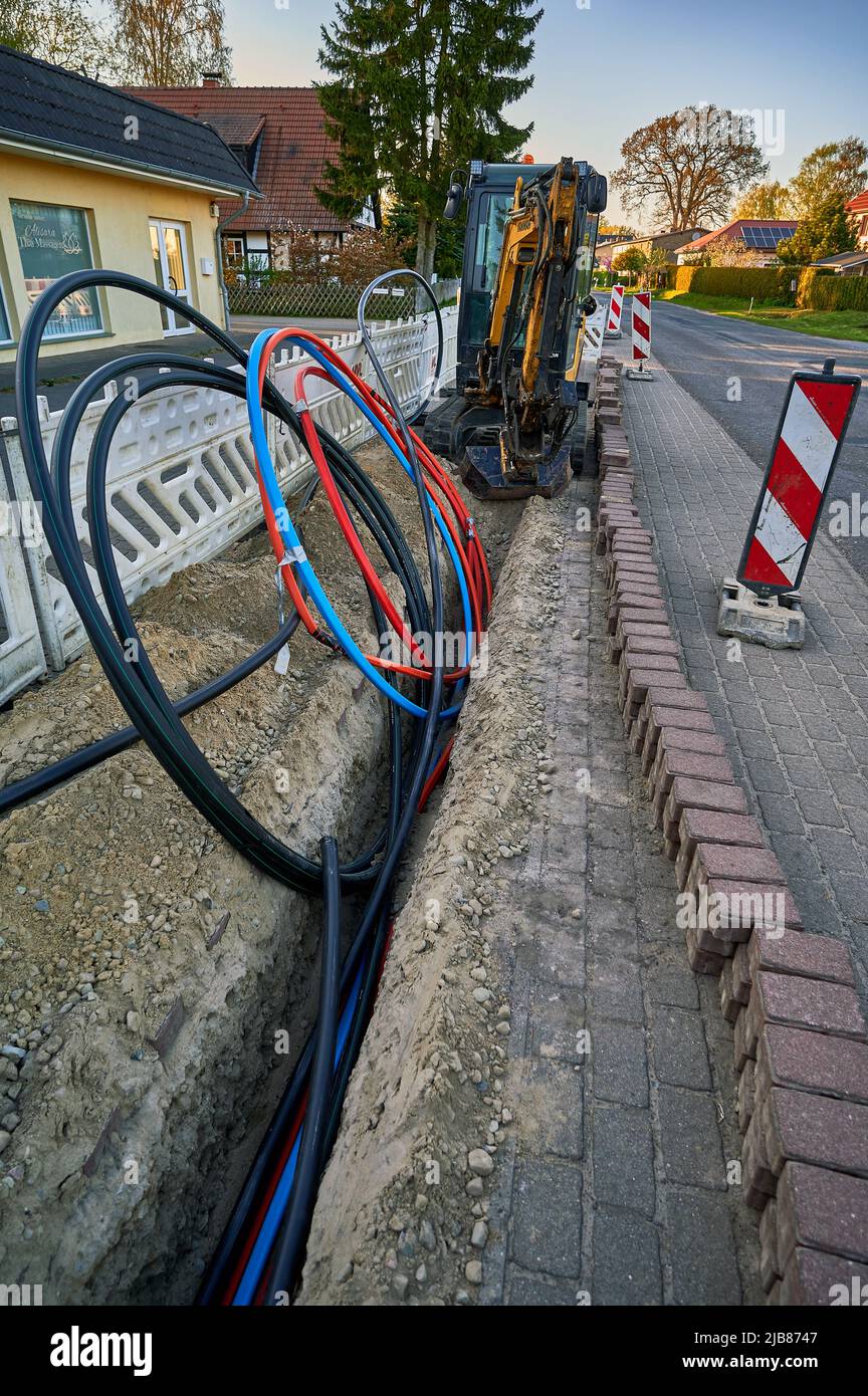 Construction site laying of fiber optic cable hi-res stock photography and  images - Page 3 - Alamy