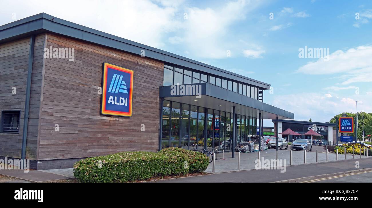 Aldi discounter supermarket, Winwick Road, Warrington, Cheshire, England, UK, WA2 9SA Stock Photo