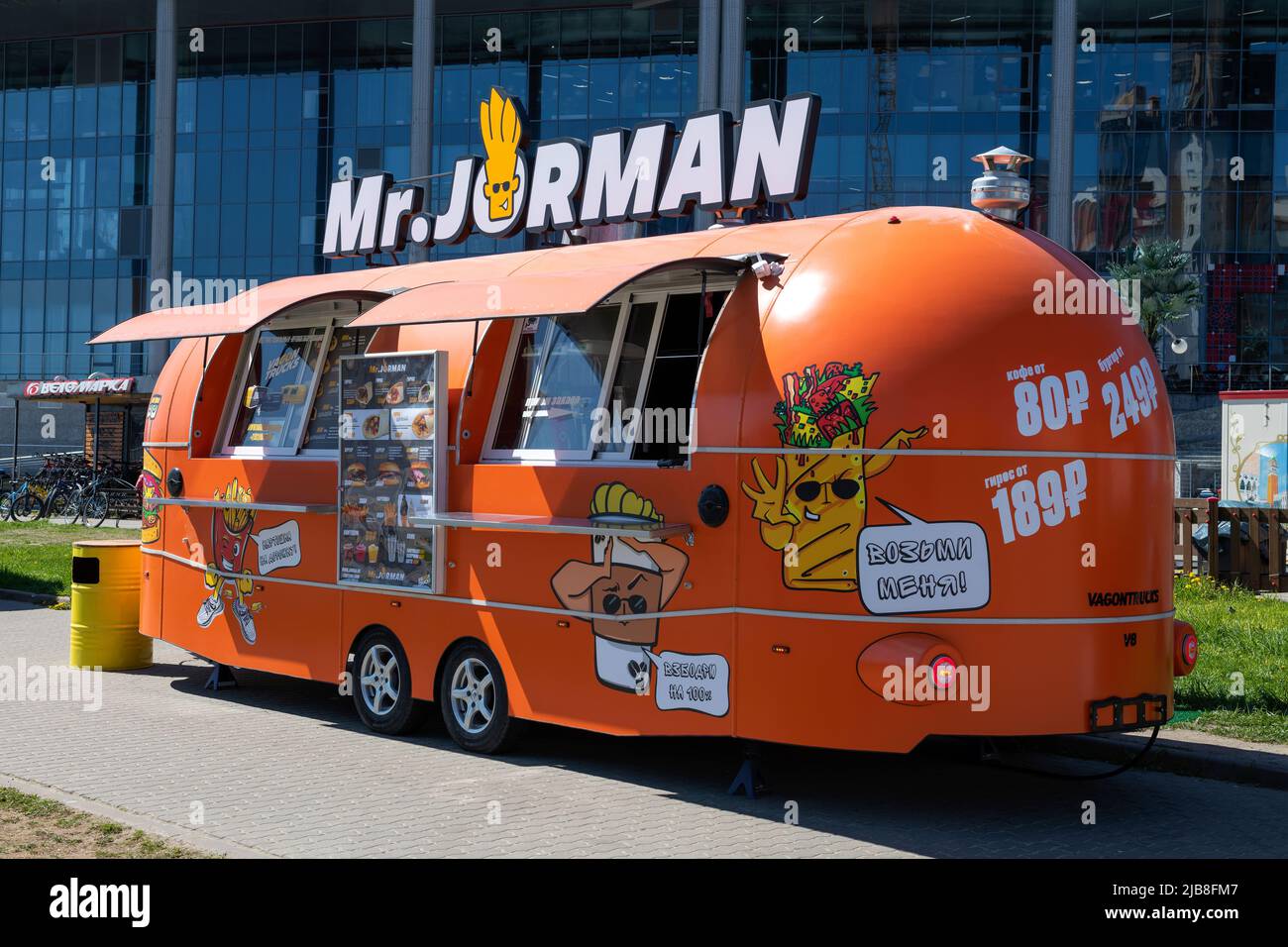 ST. PETERSBURG, RUSSIA - MAY 22, 2022: Food truck of the Mr.JORDAN food chain close-up on a sunny May day Stock Photo