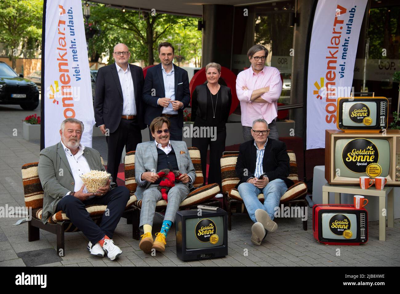 back from left: Andreas LAMBECK, managing director of sonnenklar.tv, Richard ROEHRHOFF, Rohrhoff, managing director of EMG Essen Marketing Gesellschaft, Nadine STOECKMANN, Stockmann, director of GOP Variete Essen, Ruediger KONETSCHNY, musician, the radio band show act, front from left: Harry WIJNVOORD, moderator, Joerg DRAEGER, Jorg Drager, moderator, Ulrich Ulli POTOFSKI, moderator, press conference to present the gala on the occasion of 40 years of private television with the award ceremony Die Goldene Sonne, in the GOP Variete in Essen, 03.06.2022 Stock Photo