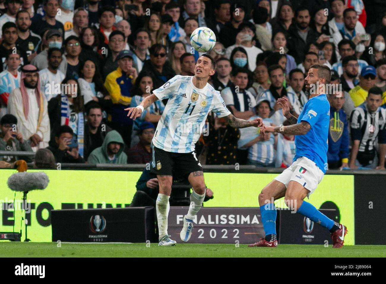 Angel Di María of Argentina plays with the ball in his head during the Italy v Argentina - Finalissima 2022 match at Wembley Stadium on June 1, 2022 in London, England.(MB Media) Stock Photo