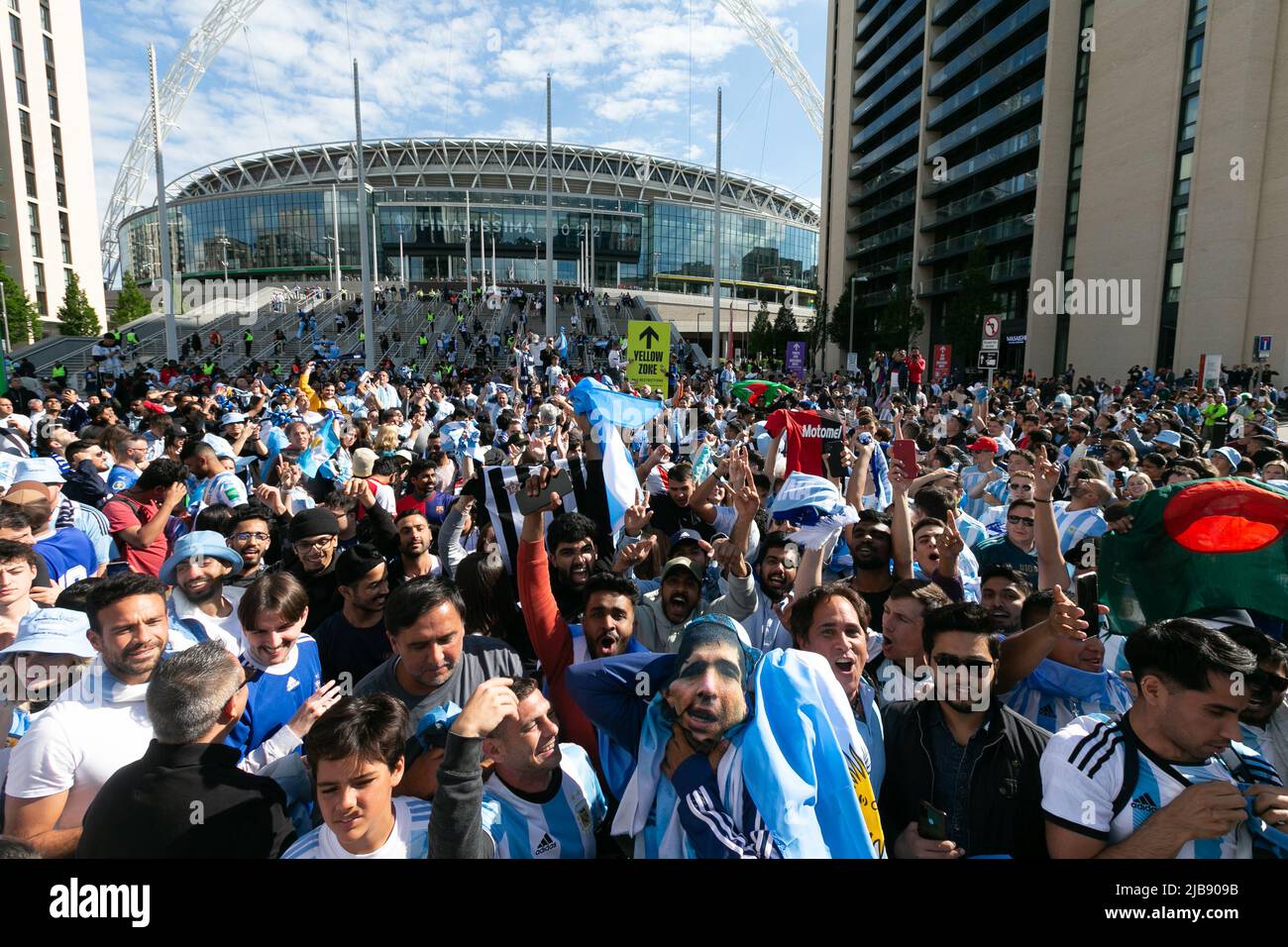 Supporters of Argentina sing as they arrive prior the Italy v Argentina - Finalissima 2022 match at Wembley Stadium on June 1, 2022 in London, England.(MB Media) Stock Photo
