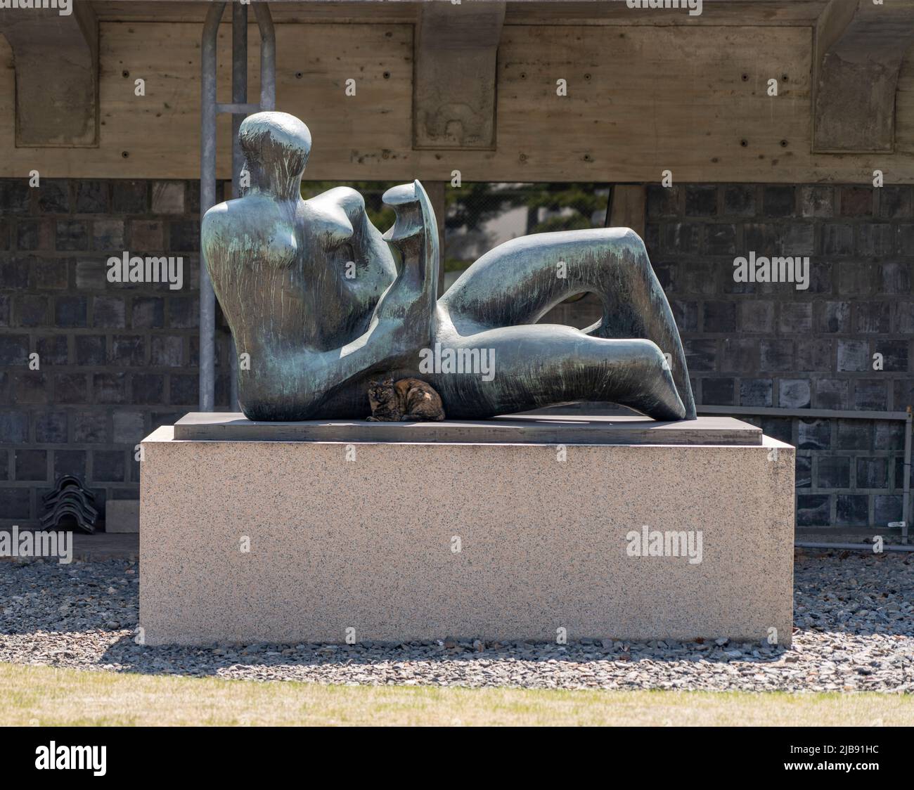 Henry Moore bronze sculpture, 'Reclining mother and child' Ohara Museum of Art, Kurashiki Bikan Historical Area, Kurashiki, Okayama Prefecture, Wester Stock Photo