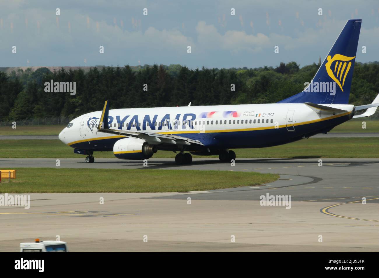 Ryanair Boeing 737 on runway at Edinburgh Airport Stock Photo Alamy