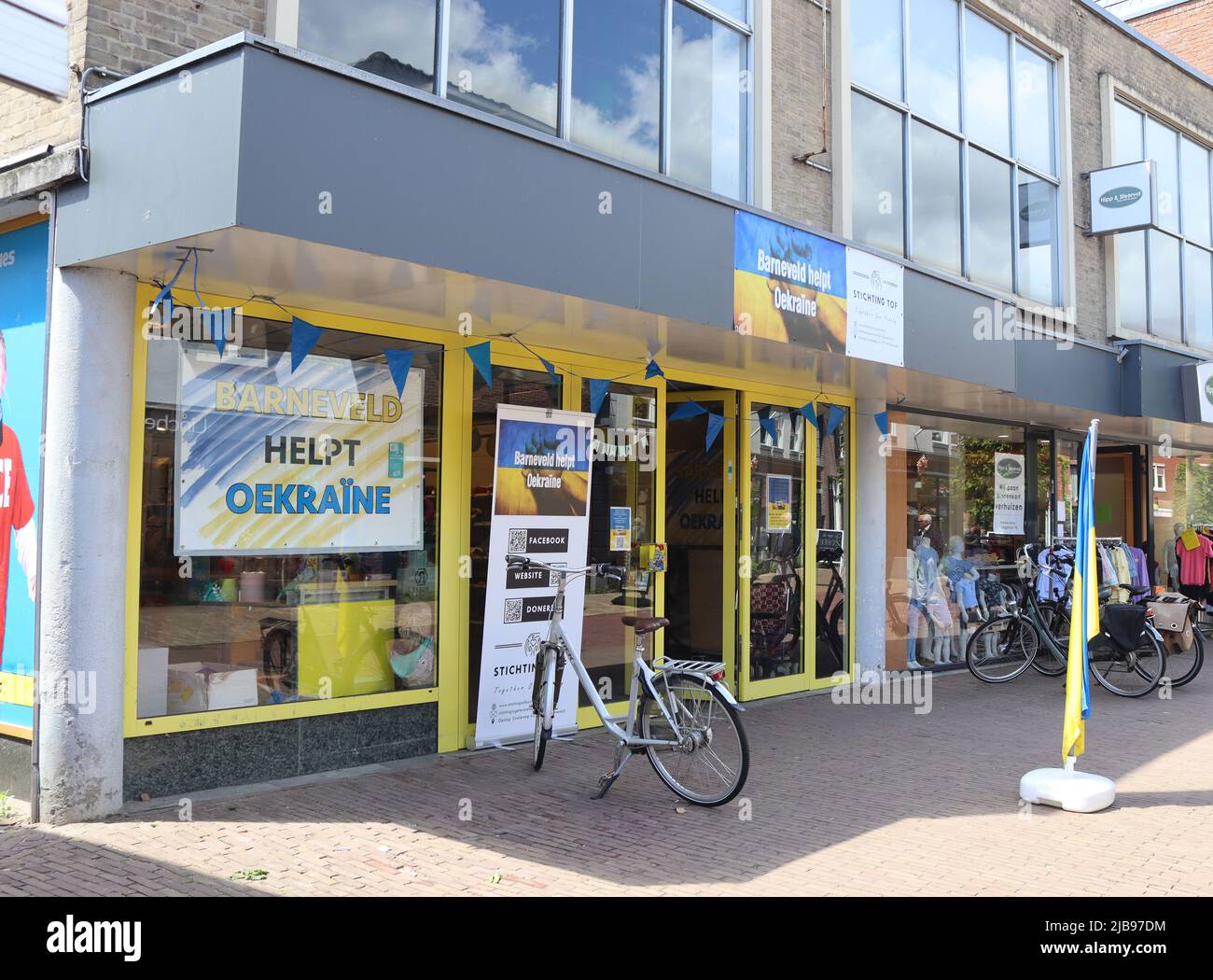 BARNEVELD, NETHERLANDS, 27 MAY 2022: Shop of the Non profit Organisation 'Barneveld helps the Ukraine' in Barneveld. The organisation was set up speci Stock Photo