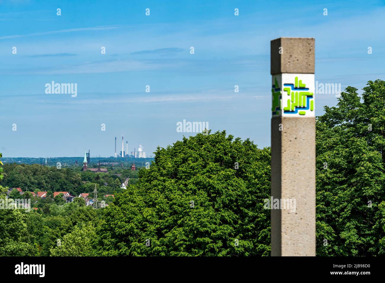 Aussichtspunkt der Essener Aussichten, ein von 30 Punkten mit Weitblick in der Stadt, hier auf dem Hallo-Friedhof, Blick nach Norden, über Altenessen, Stock Photo