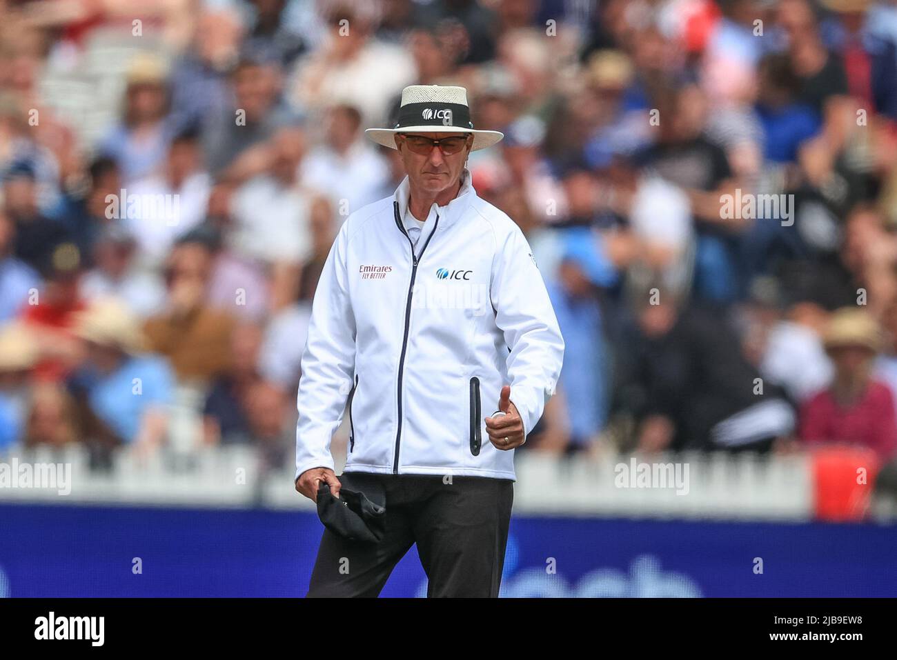 on field umpire Rod Tucker give the thumbs up Stock Photo - Alamy