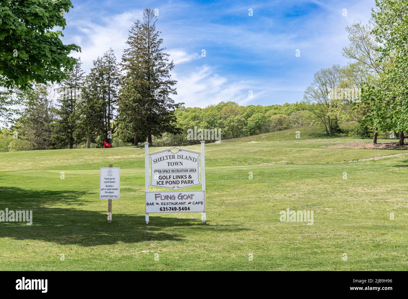 landscape with sign for Shelter Island Country Club Stock Photo
