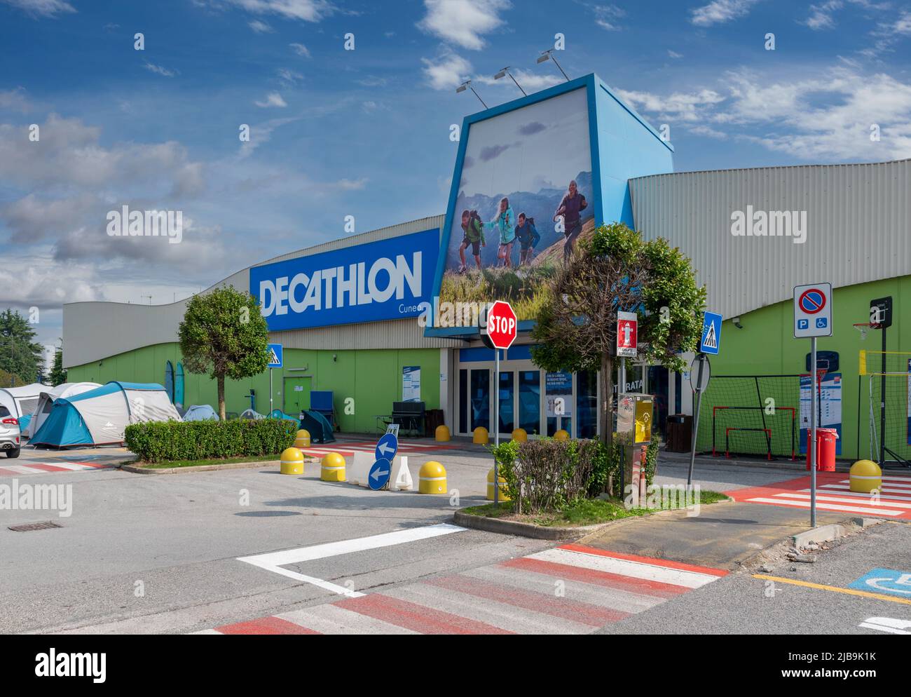 Exterior View Of Decathlon Sporting Goods Store San Francisco Stock Photo -  Download Image Now - iStock