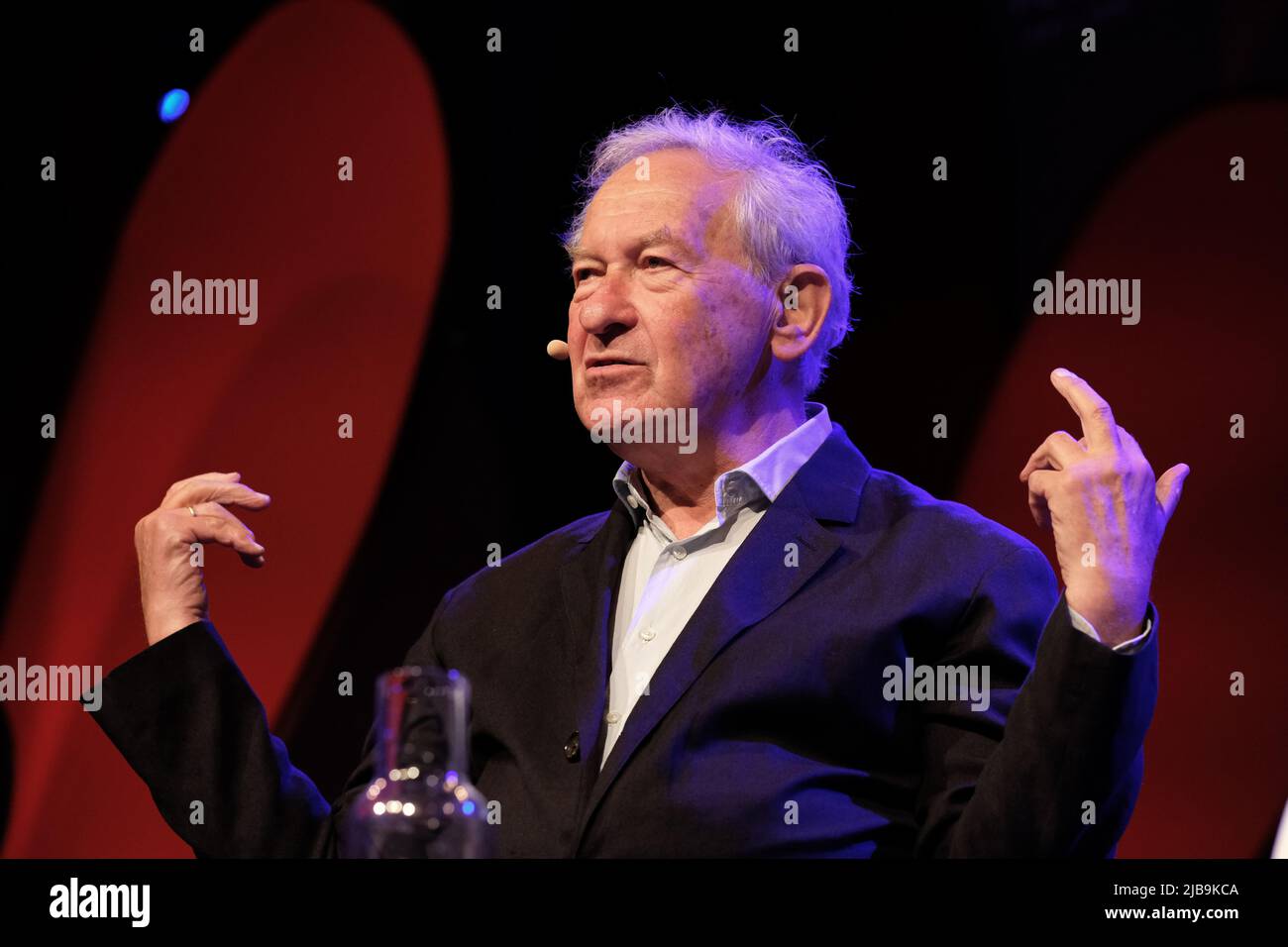 Hay Festival, Hay on Wye, Wales, UK – Saturday 4th June 2022 – Historian Simon Schama on stage at the Hay Festival – The Hay Festival runs until Sunday 5th June 2022. Photo Steven May / Alamy Live News Stock Photo