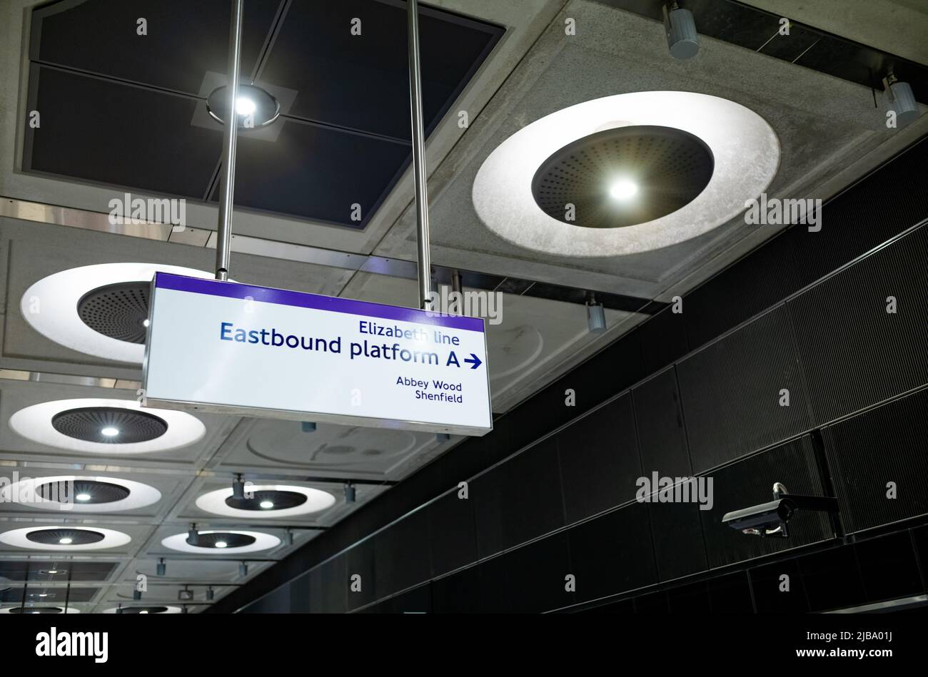 Elizabeth line sign hi-res stock photography and images - Alamy