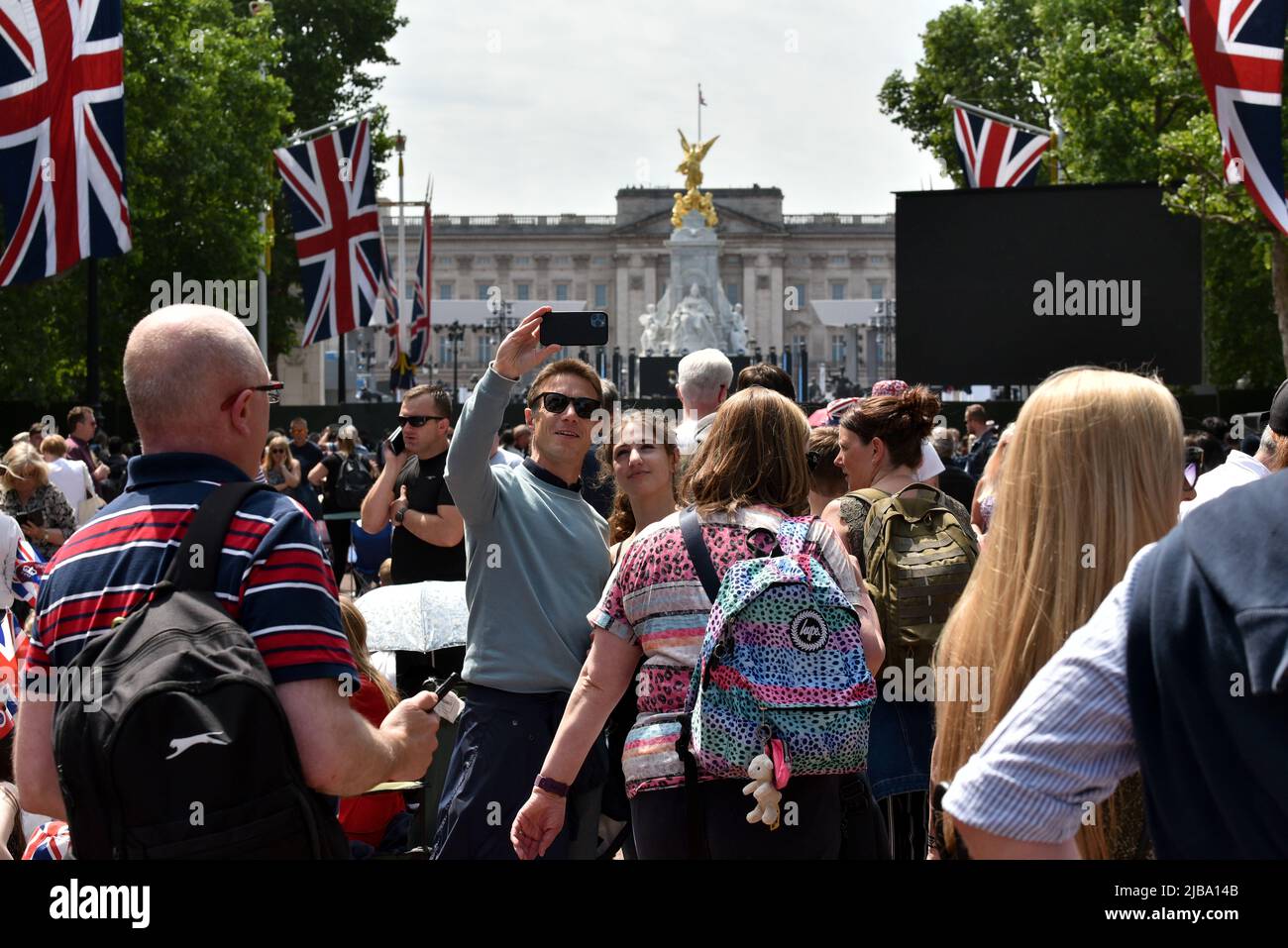 The Mall, London, UK. 4th June 2022. People fill the Mall ahead of tonight's Platinum Party At The Palace concert as part of the Queen's Platinum Jubilee. Credit: Matthew Chattle/Alamy Live News Stock Photo