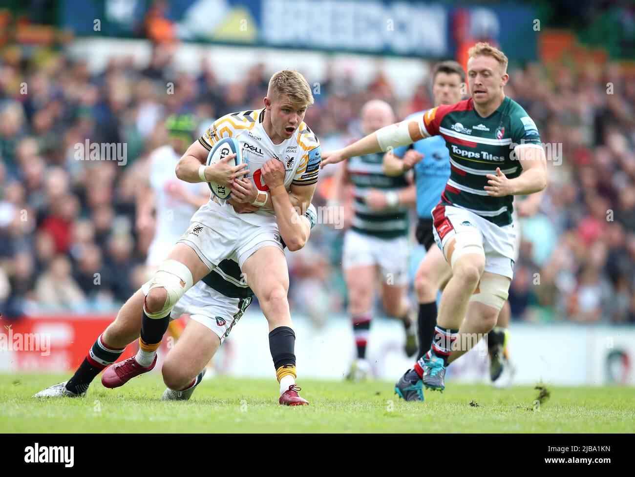 Wasps' Charlie Atkinson (left) in action during the Gallagher Premiership match at Mattioli Woods Welford Road, Leicester. Picture date: Saturday June 4, 2022. Stock Photo