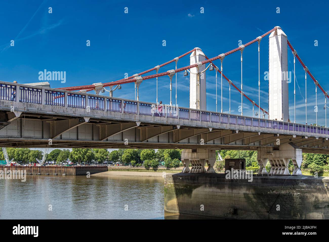 Chelsea Bridge on the River Thames in South West London, connects Chelsea on the north side of the River to Battersea on the South side, London, UK Stock Photo