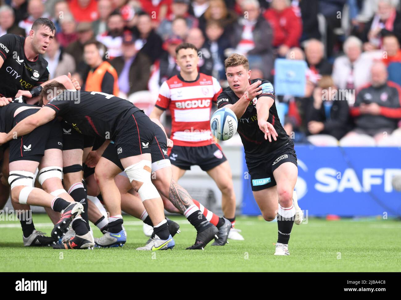 Kingsholm Stadium, Gloucester, UK. 4th June, 2022. Gallaher Premiership Rugby, Gloucester Rugby versus Saracens: Ruben de Hass of Saracens passes from a scrum Credit: Action Plus Sports/Alamy Live News Stock Photo