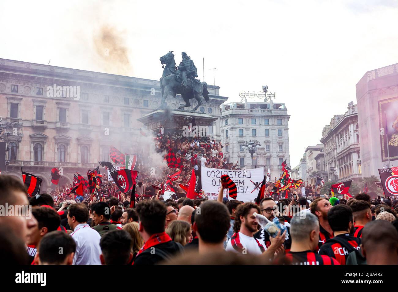 Milan fans celebrate in Piazza Duomo after winning Serie A and the ...