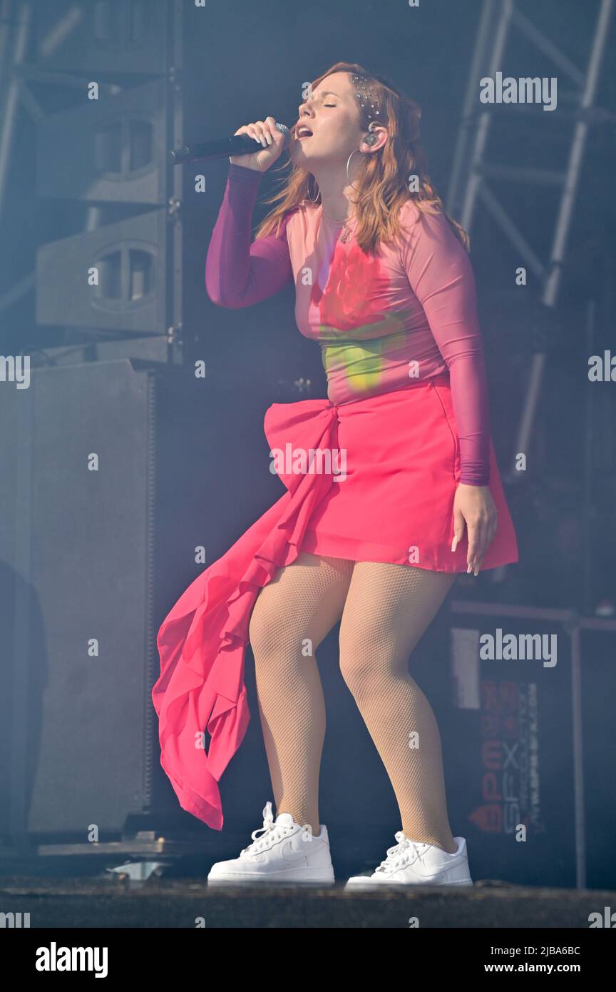 Katy B Performs At The Mighty Hoopla Pop Music Festival London 2022 Day ...