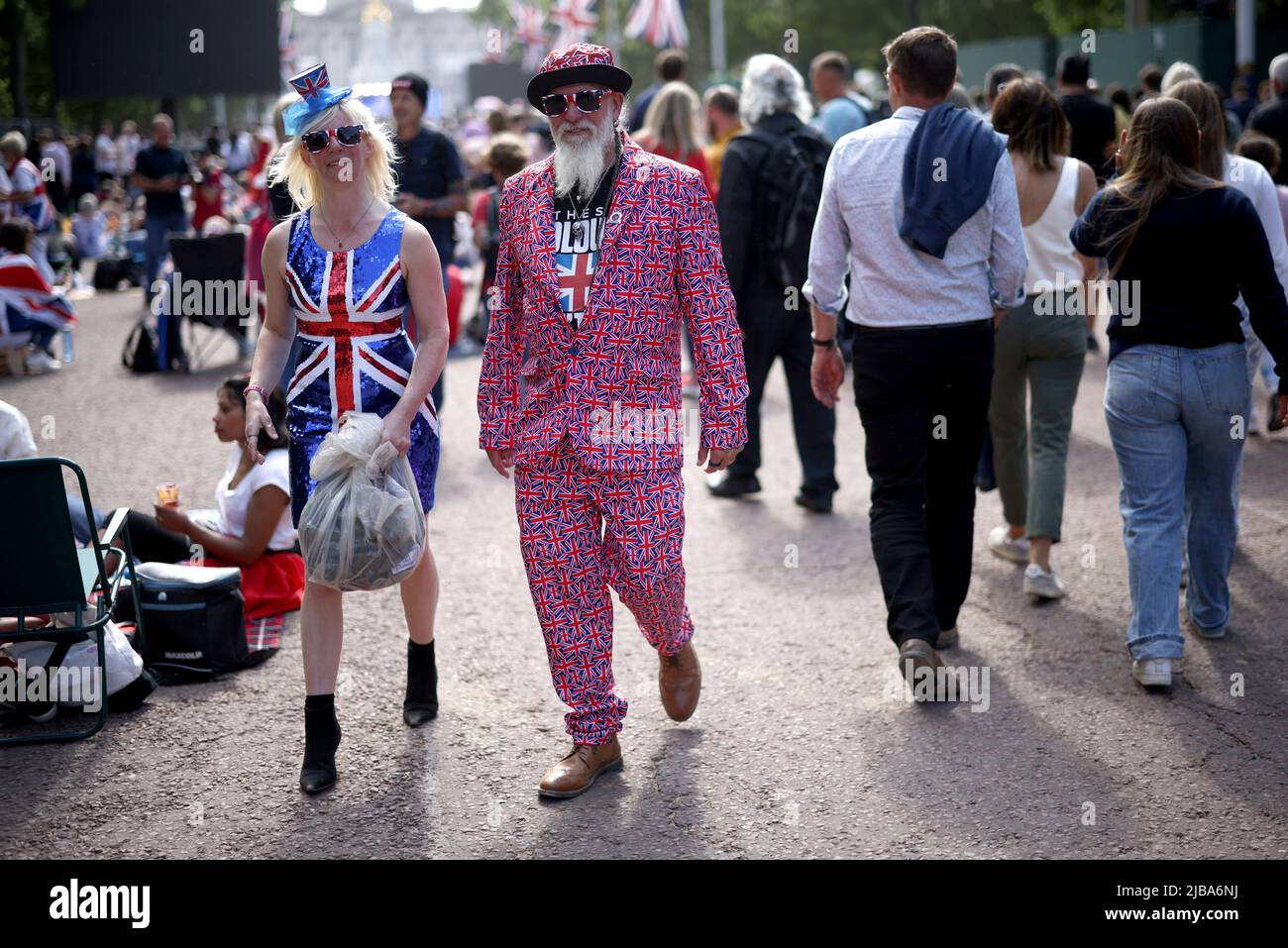 People wearing Union Jack themed outfits walk ahead of a concert outside  Buckingham Palace during Britain's Queen Elizabeth's Platinum Jubilee  celebrations, in London, Britain, June 4, 2022. REUTERS/Henry Nicholls  Stock Photo - Alamy