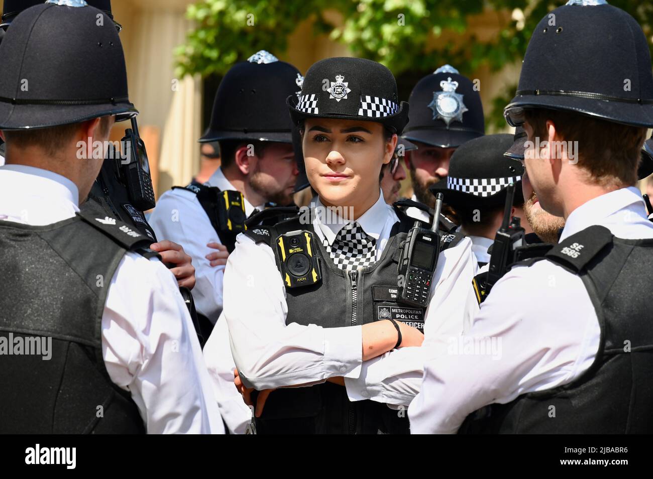 London, UK. Metropolitan Police Officers .Platinum Jubilee Day Three. Crowds gathered on the Mall outside Buckingham Palace to await the Evening Platinum Party Concert. Credit: michael melia/Alamy Live News Stock Photo