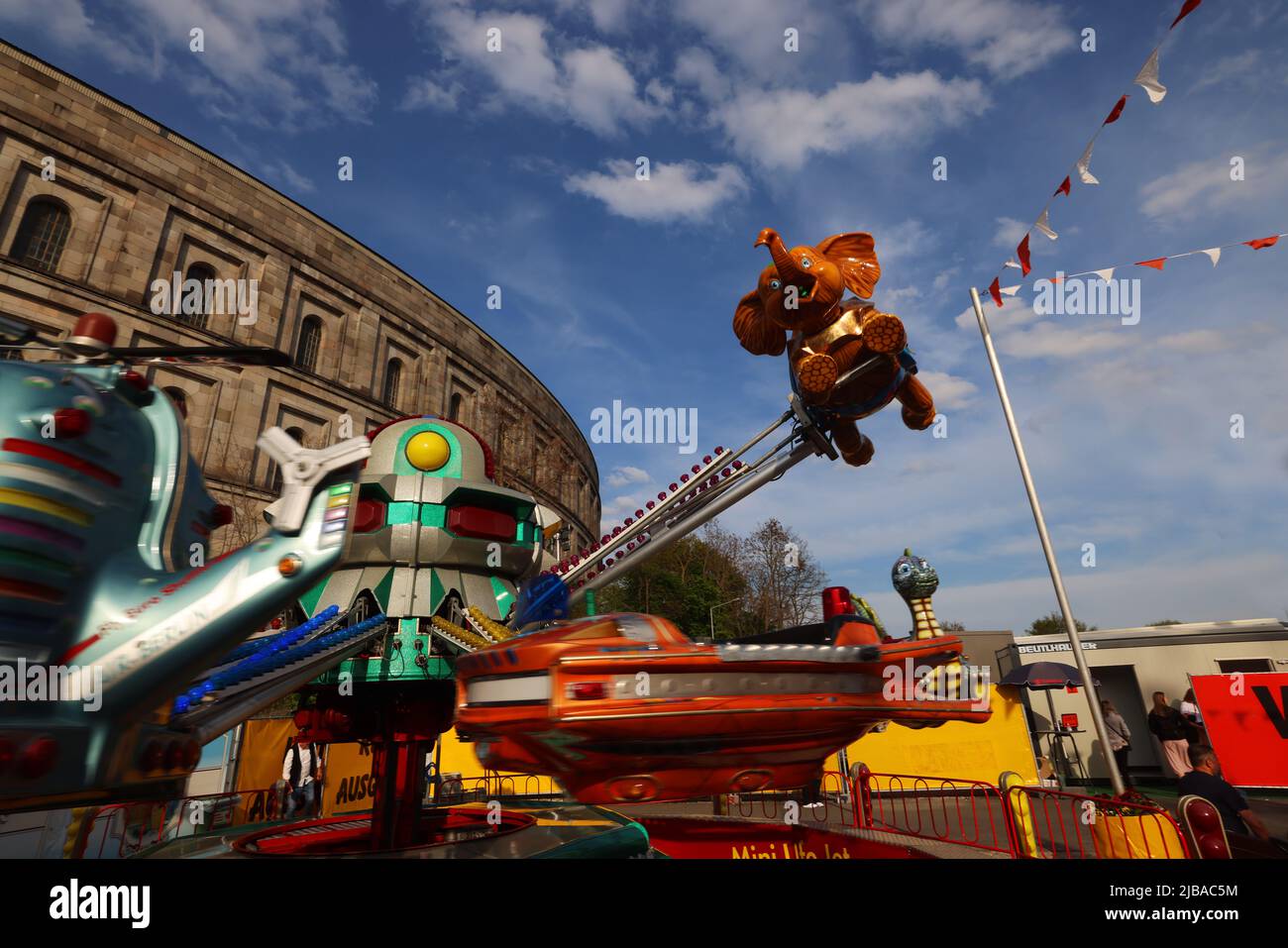 Museum, Nürnberg, Kinderkarussell,  Volksfest, Nürnberg Volksfest, Party, Freude, Feier, Stimmung, Spaß auf der Dult in Nürnberg bei der Kongresshalle Stock Photo