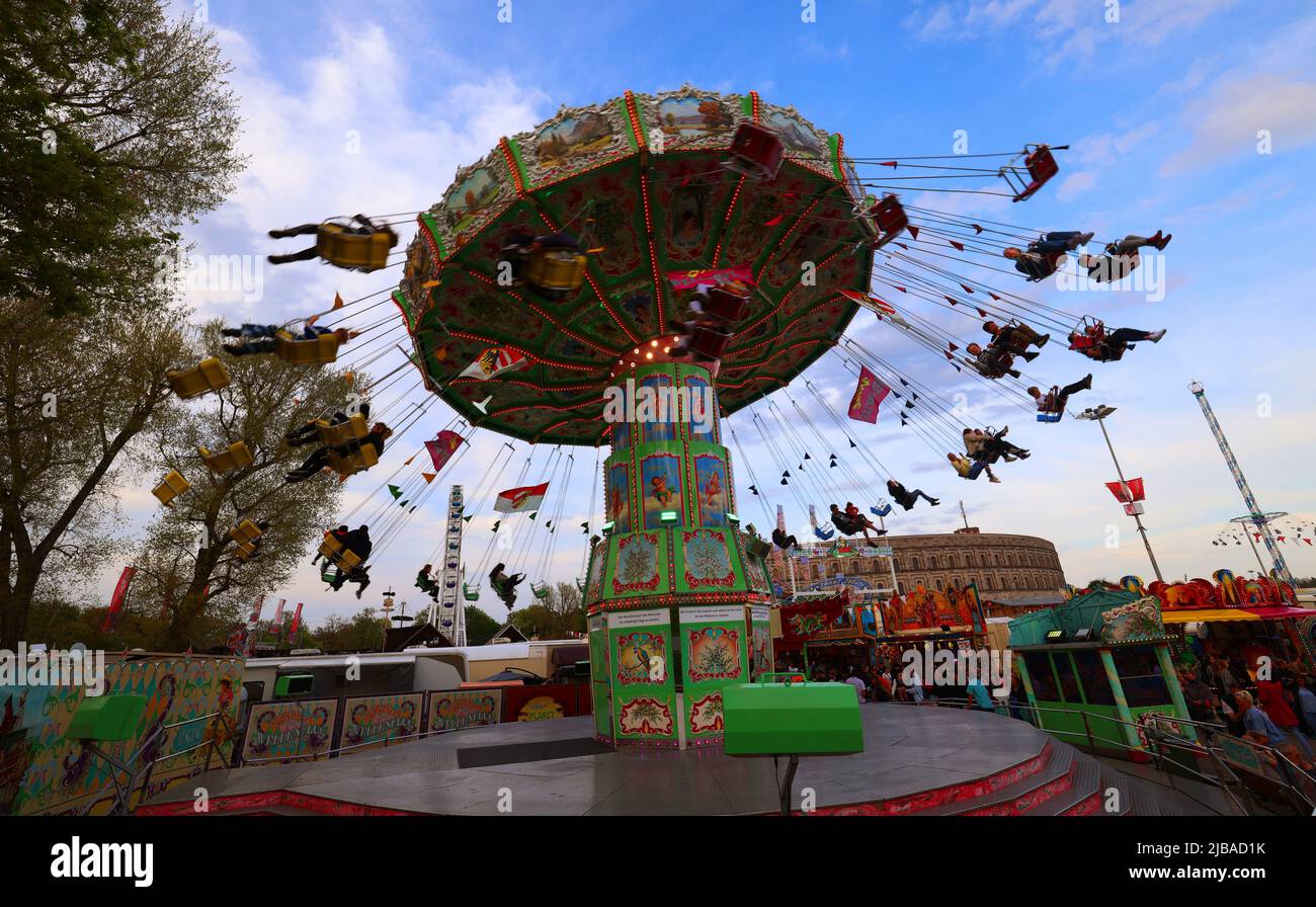 Nürnberg, Kettenkarussell,  Volksfest, Nürnberg Volksfest, Party, Freude, Feier, Stimmung und Spaß auf der Dult in Nürnberg bei der Kongresshalle Stock Photo