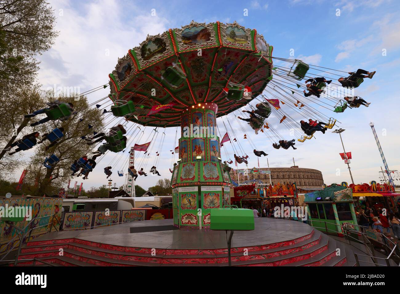 Nürnberg, Kettenkarussell,  Volksfest, Nürnberg Volksfest, Party, Freude, Feier, Stimmung und Spaß auf der Dult in Nürnberg bei der Kongresshalle Stock Photo
