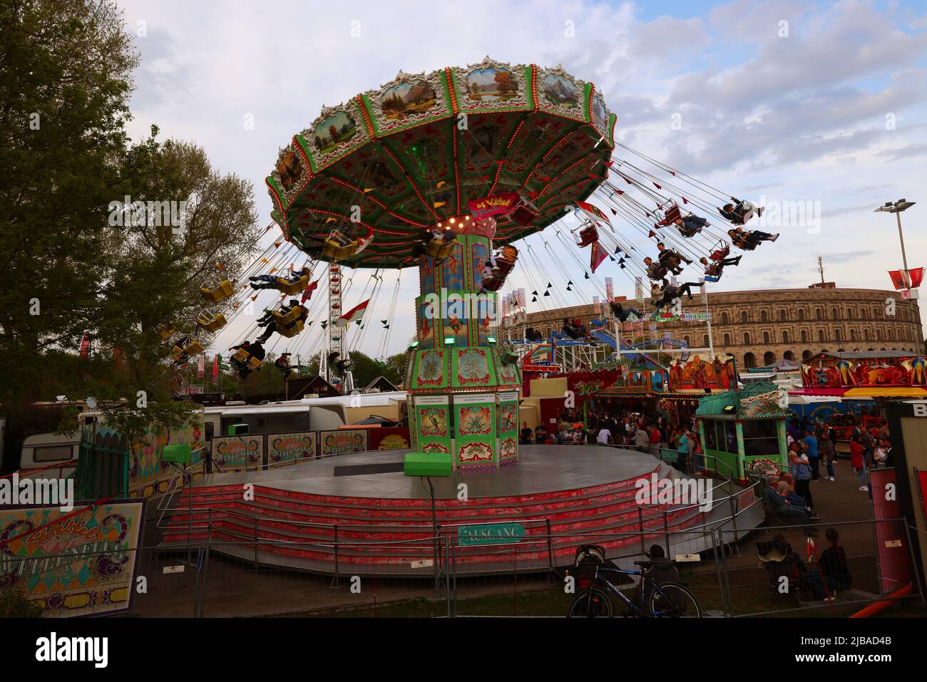 Nürnberg, Kettenkarussell,  Volksfest, Nürnberg Volksfest, Party, Freude, Feier, Stimmung und Spaß auf der Dult in Nürnberg bei der Kongresshalle Stock Photo