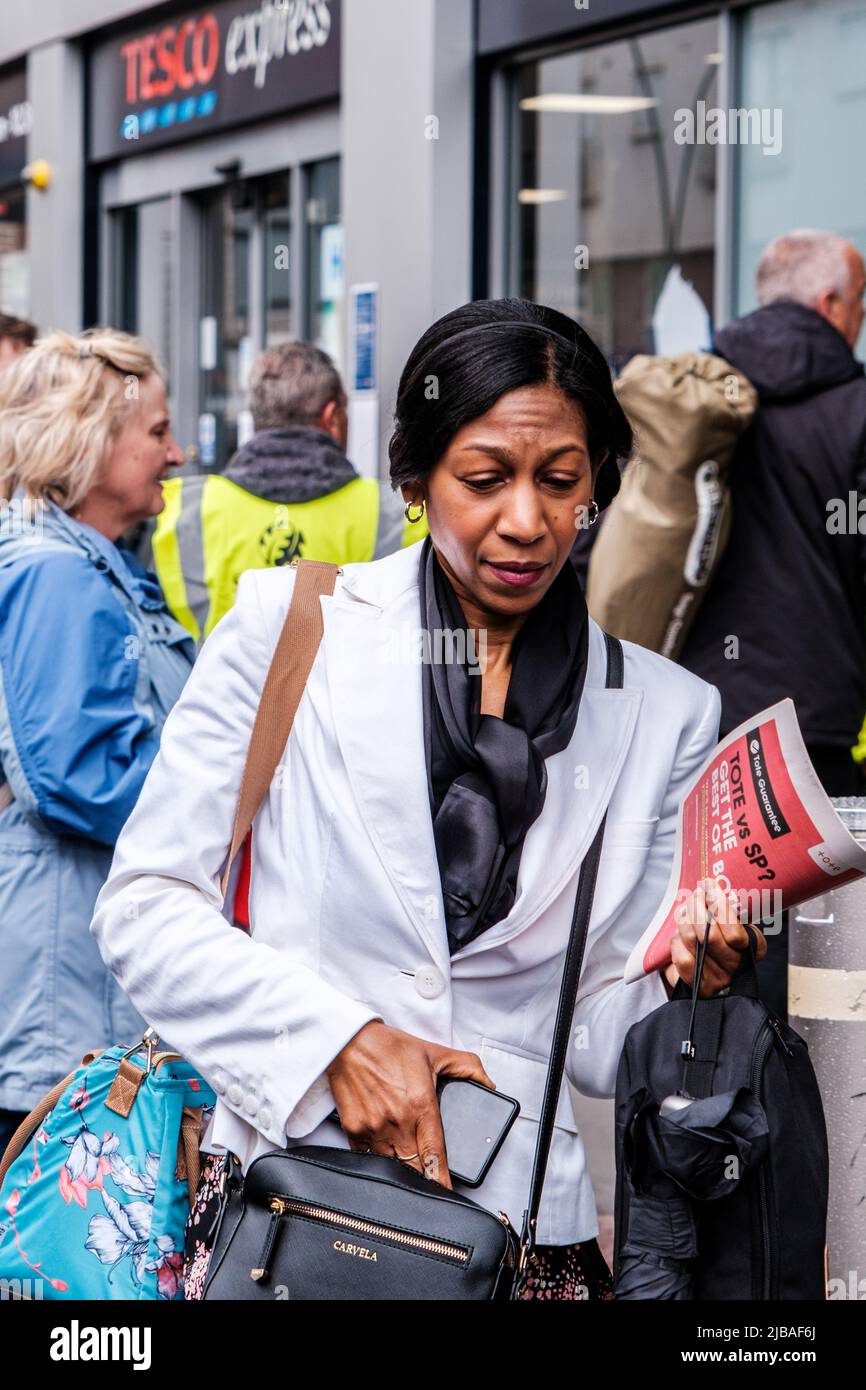 Black woman walking alone hi-res stock photography and images - Alamy