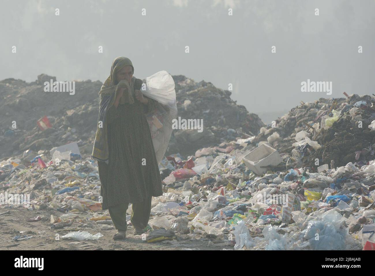 June 4, 2022, Lahore, Punjab, Pakistan Pakistani people busy in their routine work near a