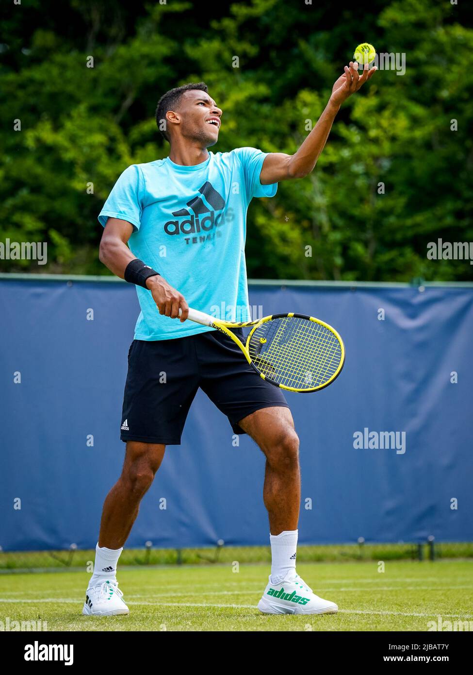 'S-HERTOGENBOSCH, NETHERLANDS - JUNE 4: Felix Auger-Aliassime of Canada services during a Practice Session of the Libema Open Grass Court Championships at the Autotron on June 4, 2022 in 's-Hertogenbosch, Netherlands (Photo by Rene Nijhuis/BSR Agency) Stock Photo