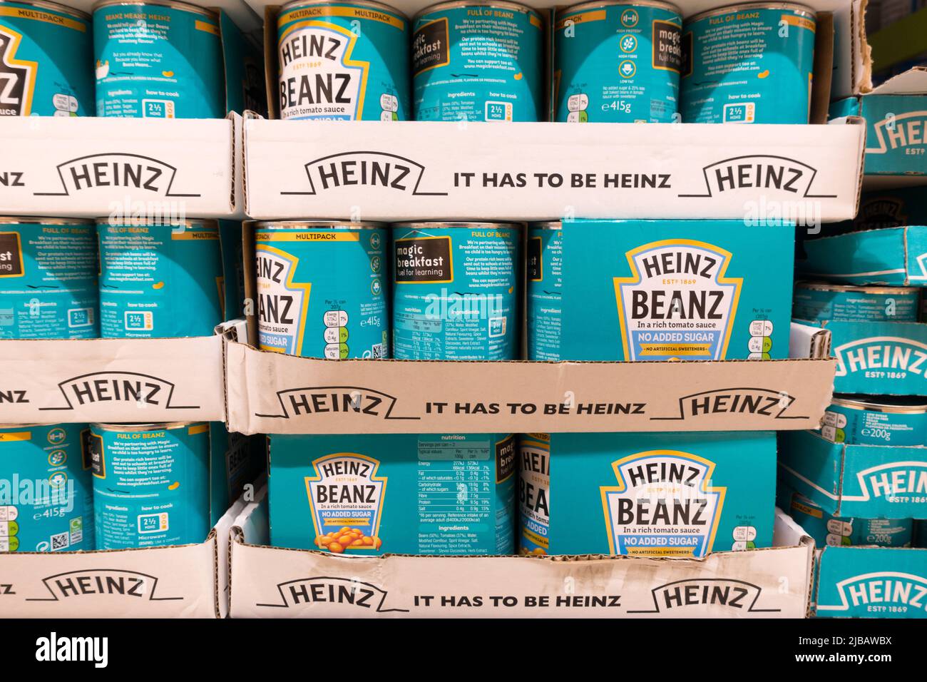 Heinz Beanz the breakfast beans tins in store shelf Stock Photo