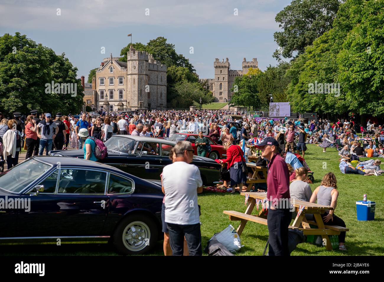 Windsor, Berkshire, UK. 4th June, 2022. Windsor was buzzing today on the Long Walk in the