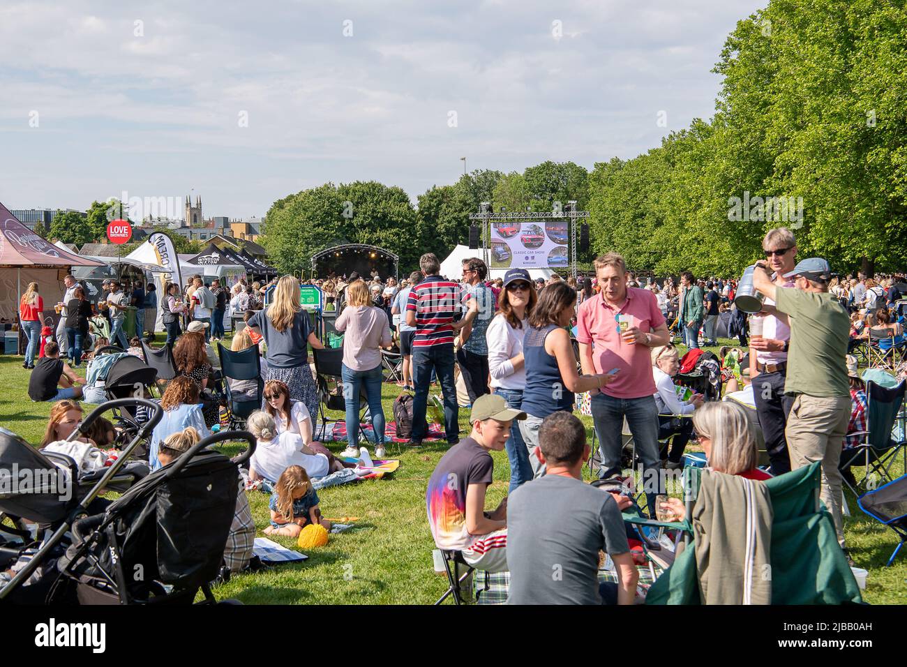 Windsor, Berkshire, UK. 4th June, 2022. Windsor was buzzing today on the Long Walk in the