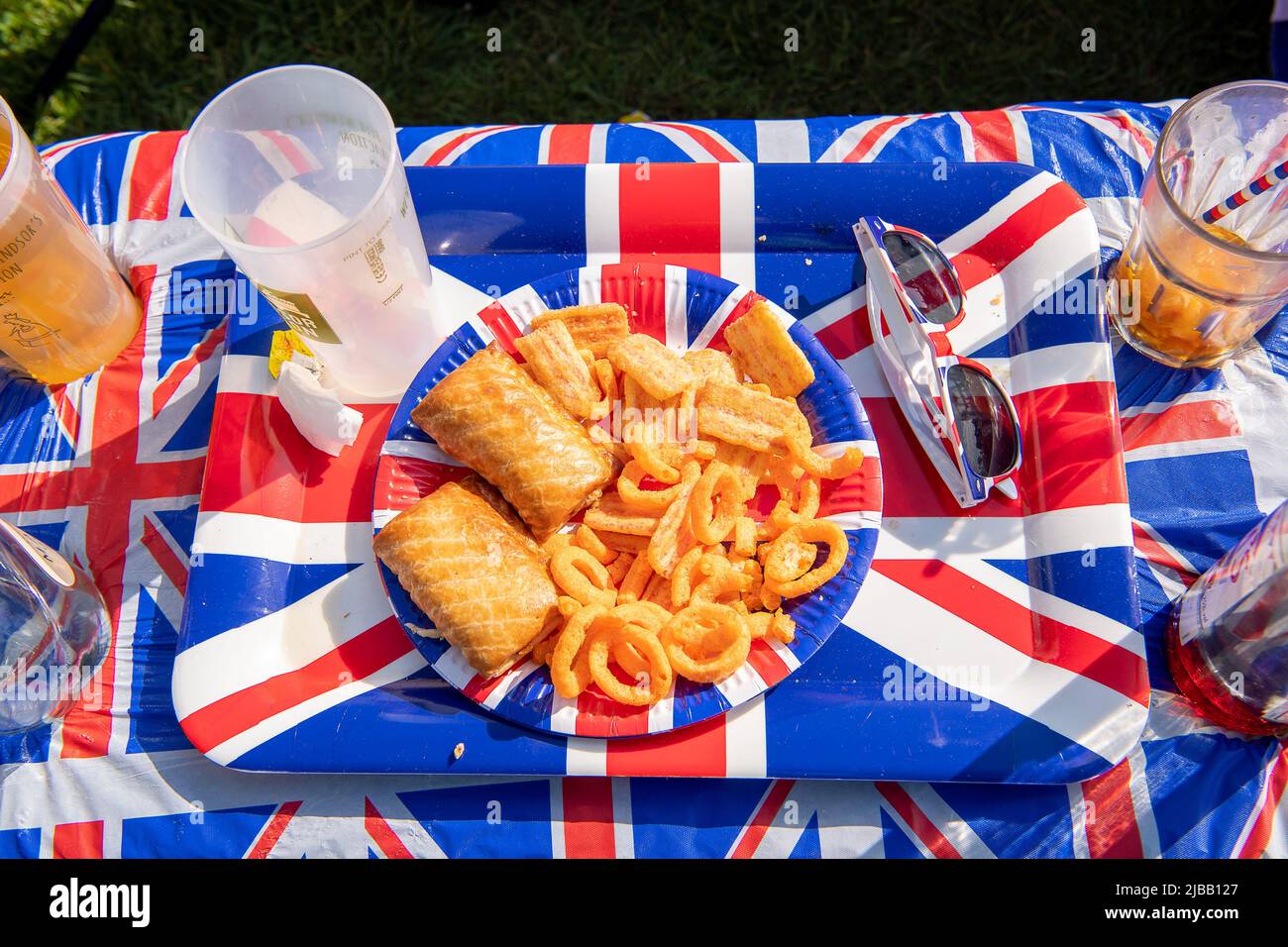 Windsor, Berkshire, UK. 4th June, 2022. Windsor was buzzing today on the Long Walk in the