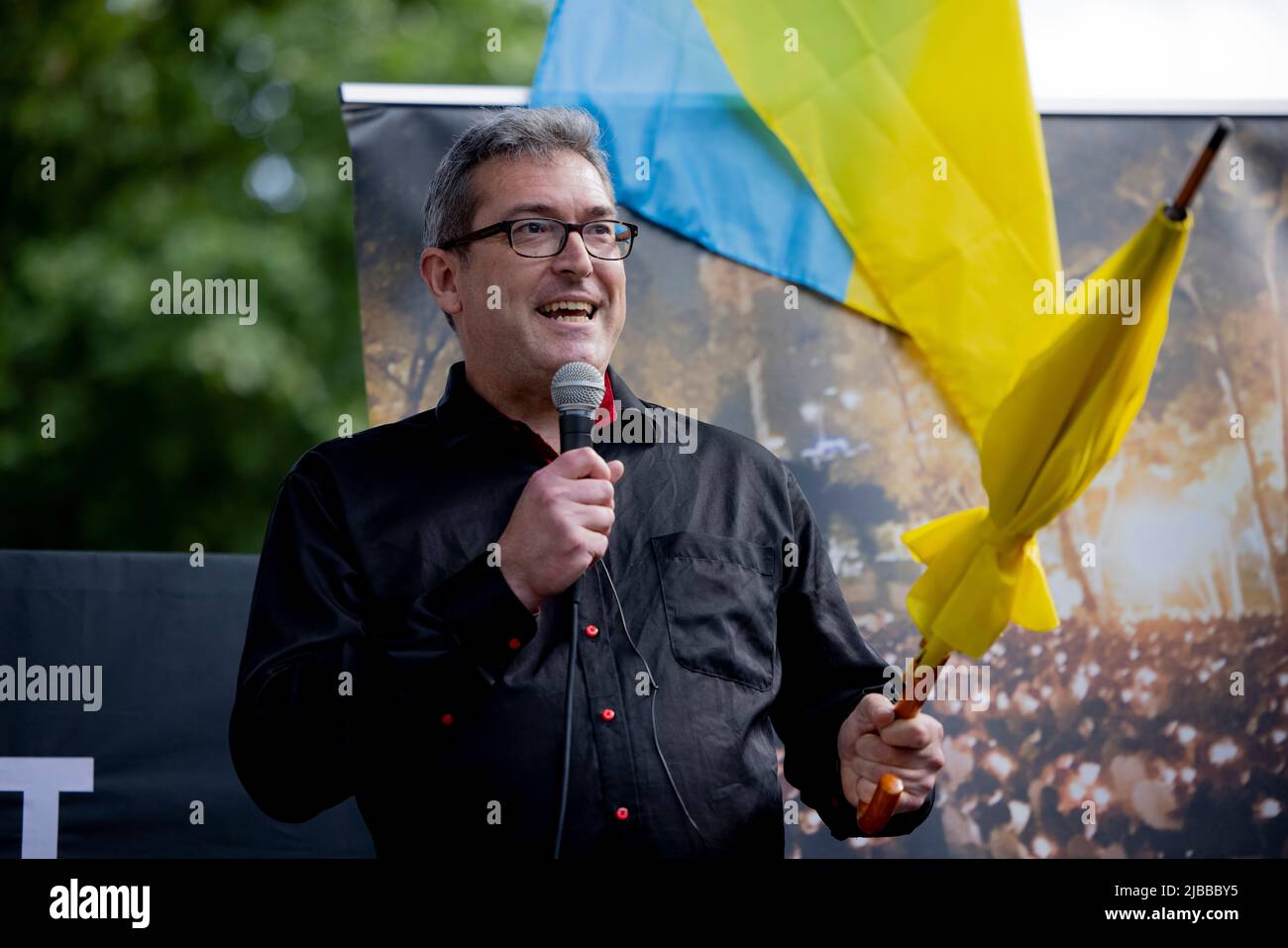 London, UK. 04th June, 2022. Benedict Rogers, British human rights activist and the founder of Hong Kong Watch, seen making speeches during the rally outside Downing Street. Hongkongers joint force with the Ukrainians in London to hold a rally at Downing Street to stand against authoritarian regime from country such as China and Russia. (Photo by Hesther Ng/SOPA Images/Sipa USA) Credit: Sipa USA/Alamy Live News Stock Photo