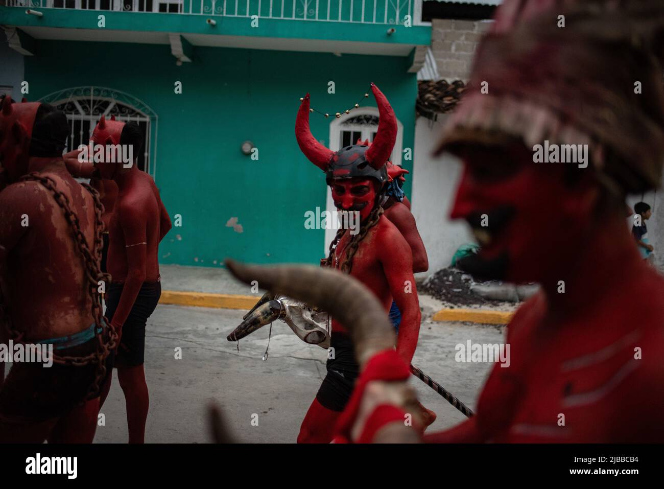 June 4, 2022: Residents of Jalcomulco, Veracruz, celebrate the traditional carnival dressed as ''Los ninis'', a character based on the devils that dance through the streets during carnival day. (Credit Image: © Hector Adolfo Quintanar Perez/ZUMA Press Wire) Stock Photo