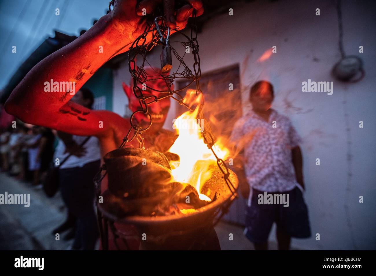 June 4, 2022: Residents of Jalcomulco, Veracruz, celebrate the traditional carnival dressed as ''Los ninis'', a character based on the devils that dance through the streets during carnival day. (Credit Image: © Hector Adolfo Quintanar Perez/ZUMA Press Wire) Stock Photo