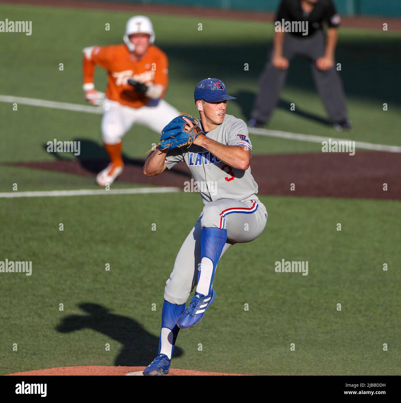 June 4, 2022: Louisiana Tech starting pitcher Ryan Jennings (3) delivers a pitch as Texas outfielder Eric Kennedy (30) takes a lead off first base during an NCAA playoff baseball game on June 4, 2022 in Austin, Texas. (Credit Image: © Scott Coleman/ZUMA Press Wire) Stock Photo