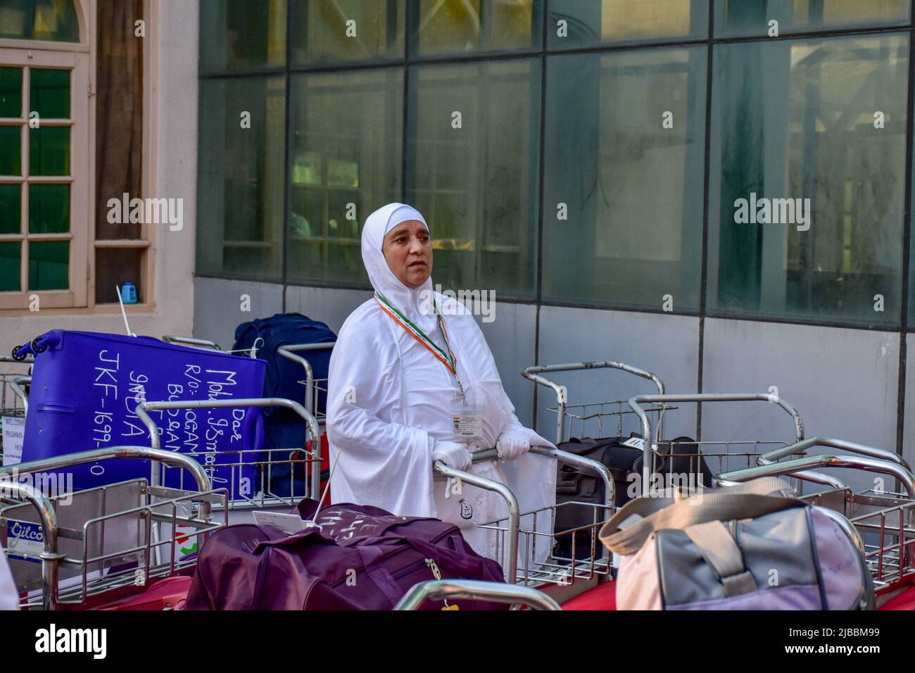 Srinagar, India. 05th June, 2022. A Kashmiri Muslim pilgrim leaves for ...