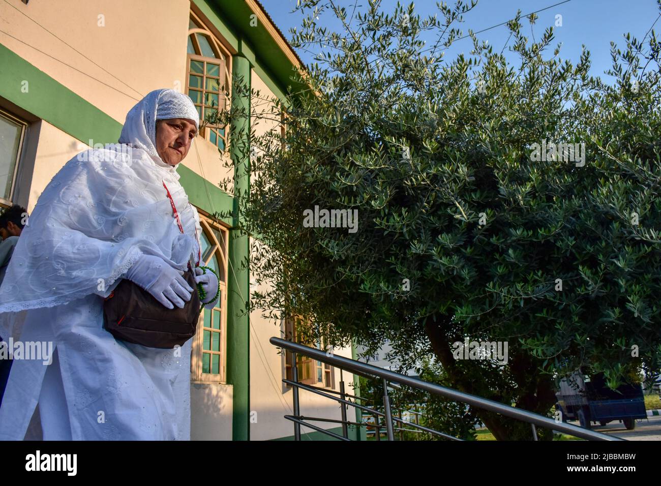 Srinagar, India. 05th June, 2022. A Kashmiri Muslim pilgrim leaves for ...