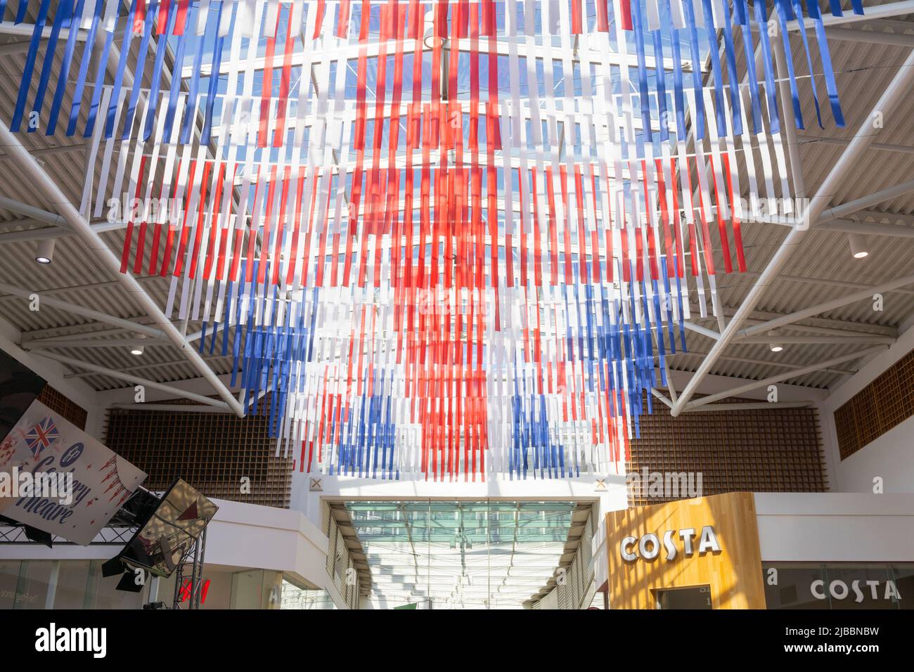 Group Of People Dressed Up In Union Jack Colours At The Queen Golden - Foto 9