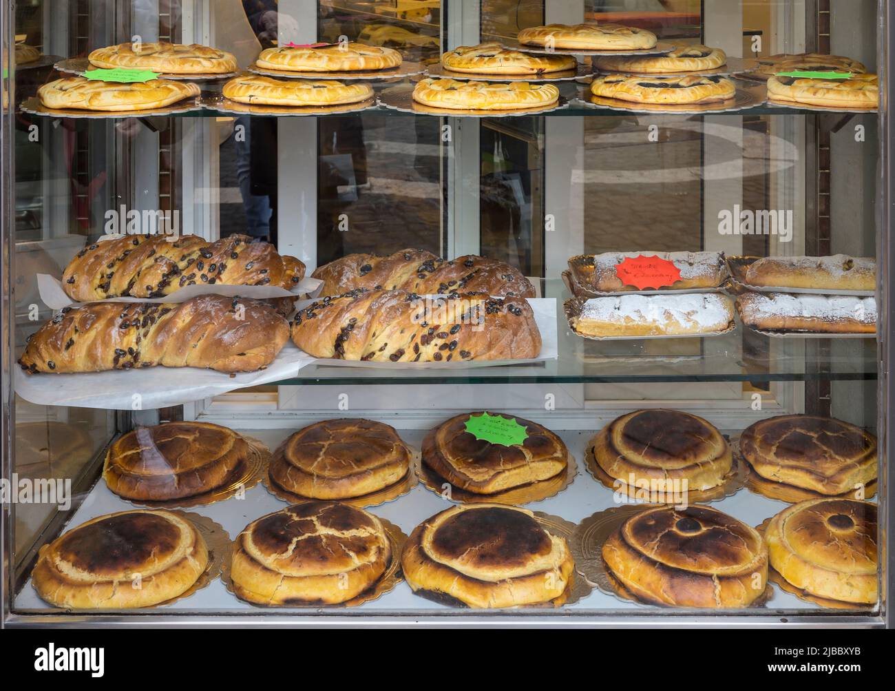 A selection of pastry products including Crostata, strudel, Pizza Ebraica  and Torta Ricotta e Visciole. In the window of the Pasticceria il Boccione  Stock Photo - Alamy