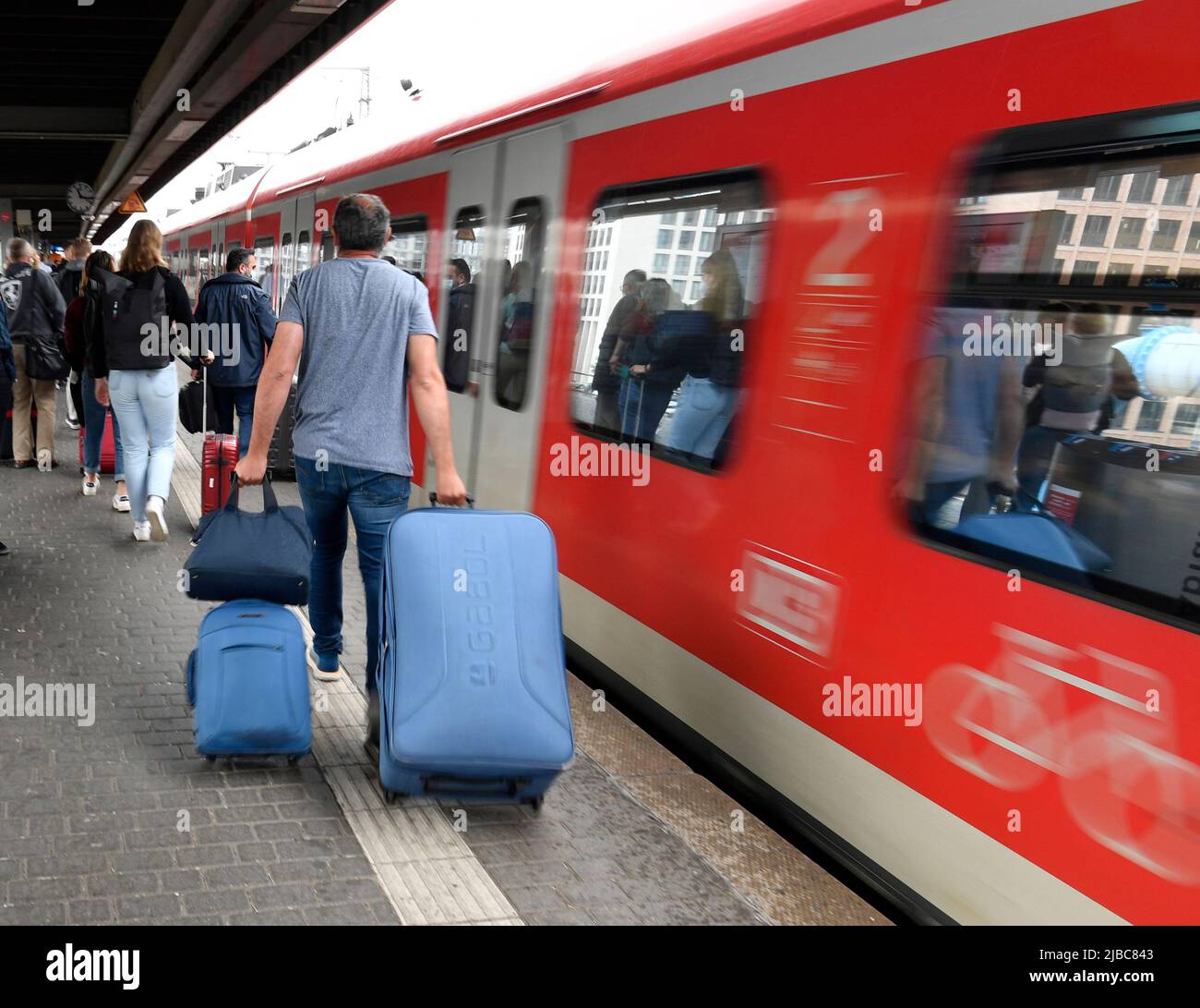 Cologne, Germany. 05th June, 2022. Rail passengers crowd the entrance to a  regional train at Deuter station. Thanks to the 9-euro ticket, Deutsche  Bahn records more fully utilized trains at Whitsun. Credit: