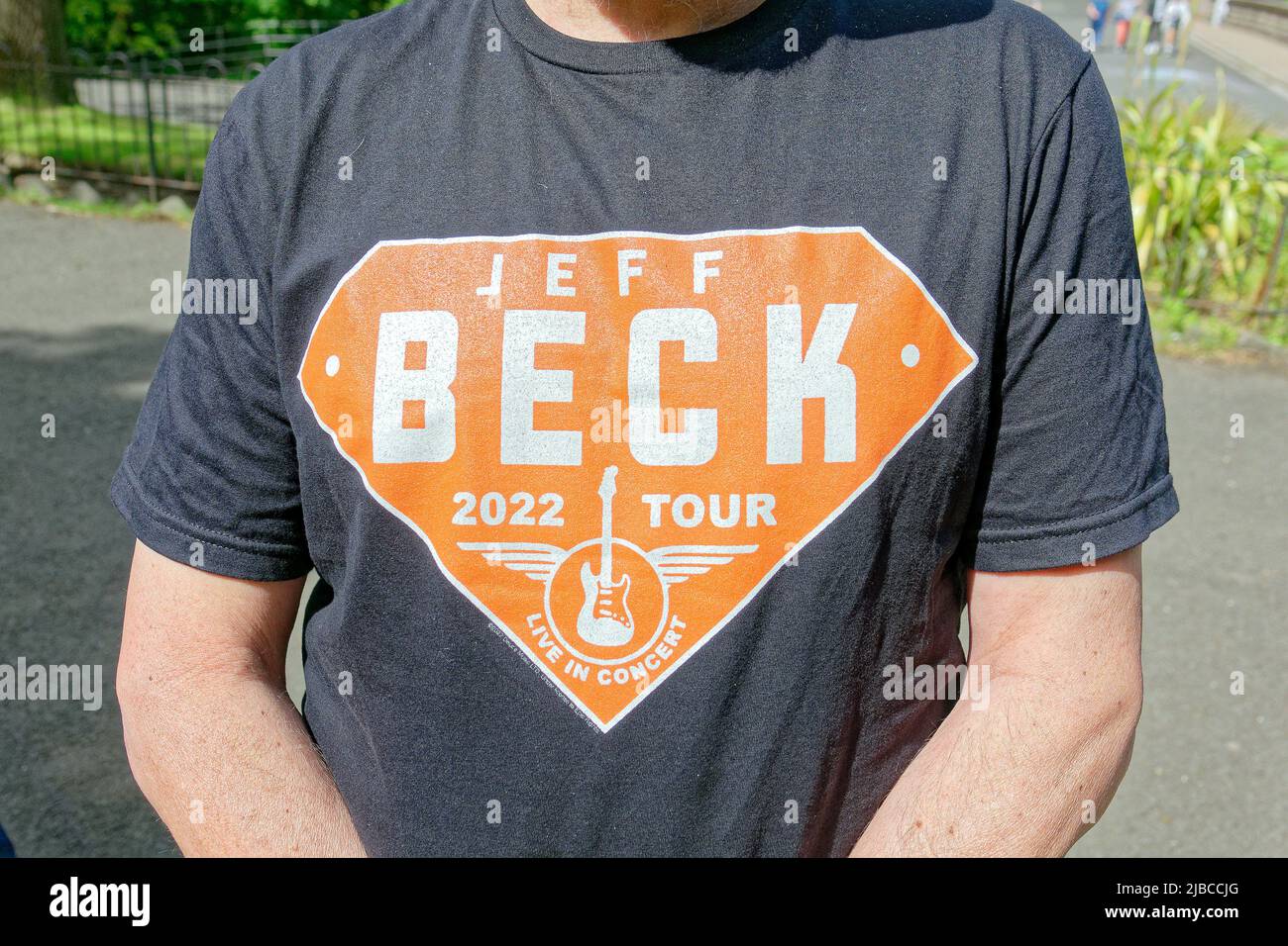 Glasgow, Scotland, UK  June 5th  2022. UK  Weather: A jeff beck fan with his t shirt from the recent johnny depp concert appearance. :Hot an sunny bank holiday saw locals and tourists in the city centre flood to Kelvingrove park with its art gallery and museum with its cafes in  the surrounding streets.. Credit Gerard Ferry/Alamy Live News Stock Photo