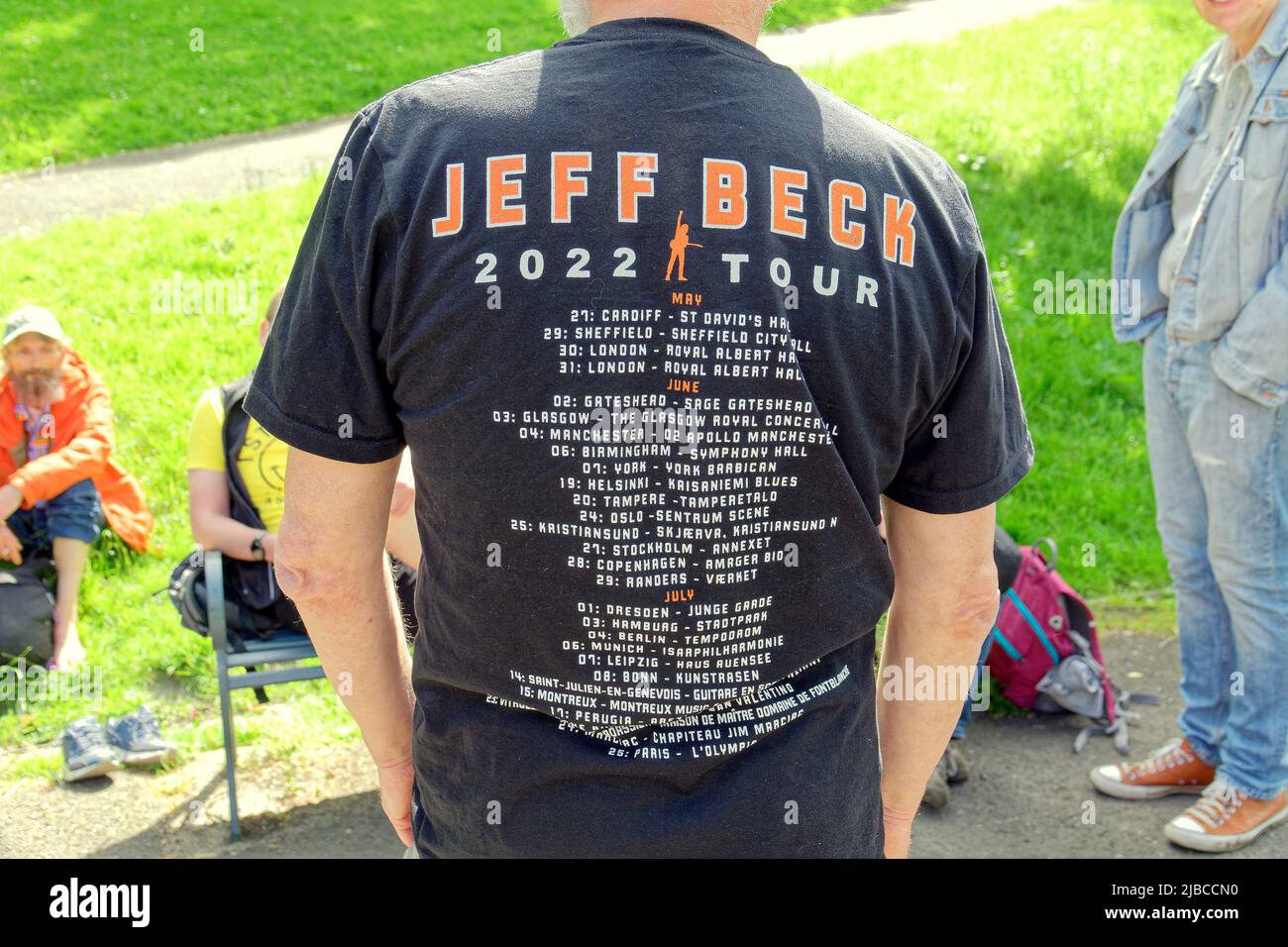 Glasgow, Scotland, UK  June 5th  2022. UK  Weather: A jeff beck fan with his t shirt from the recent johnny depp concert appearance. :Hot an sunny bank holiday saw locals and tourists in the city centre flood to Kelvingrove park with its art gallery and museum with its cafes in  the surrounding streets.. Credit Gerard Ferry/Alamy Live News Stock Photo