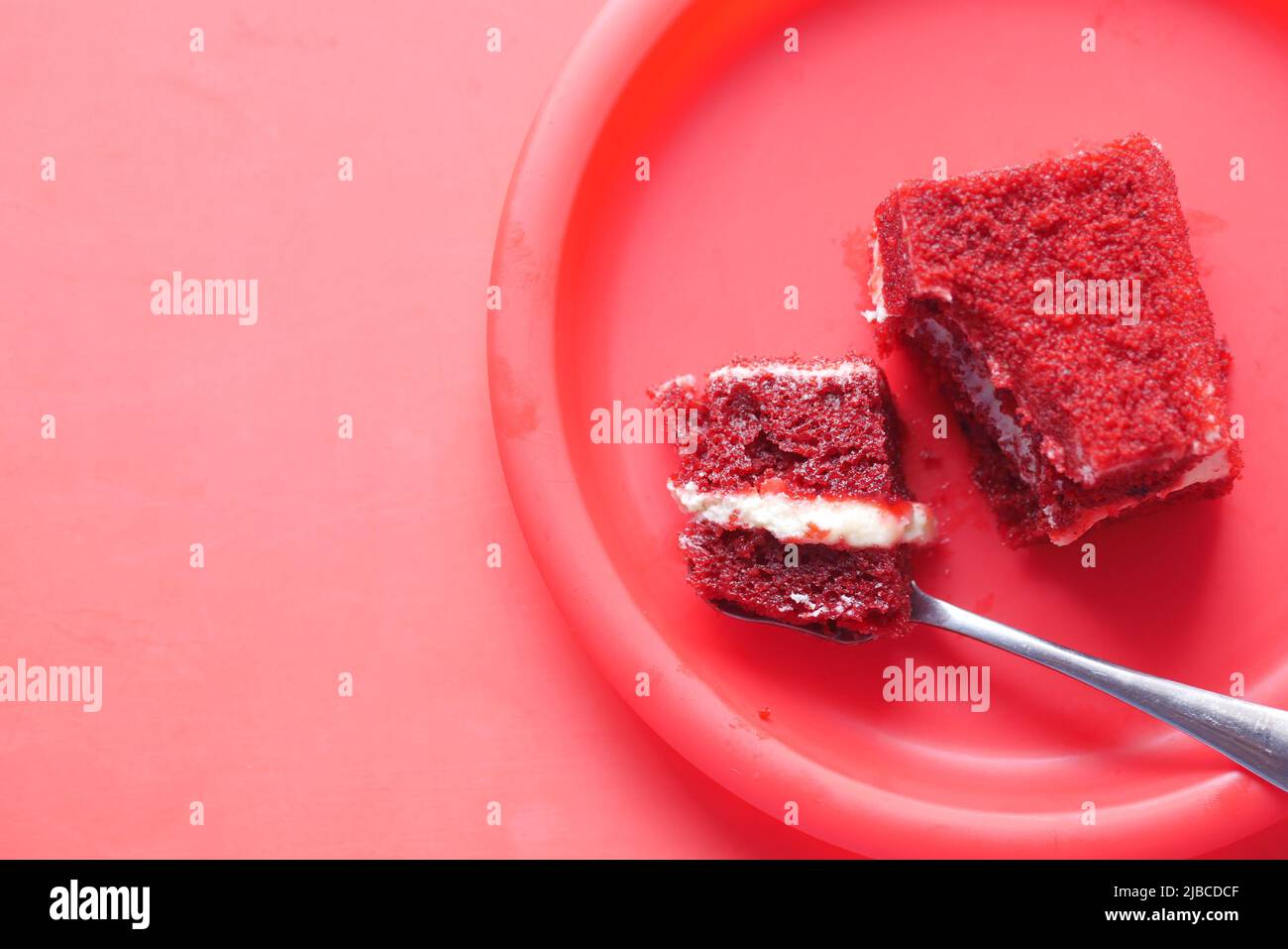 red velvet cake on plate Stock Photo - Alamy