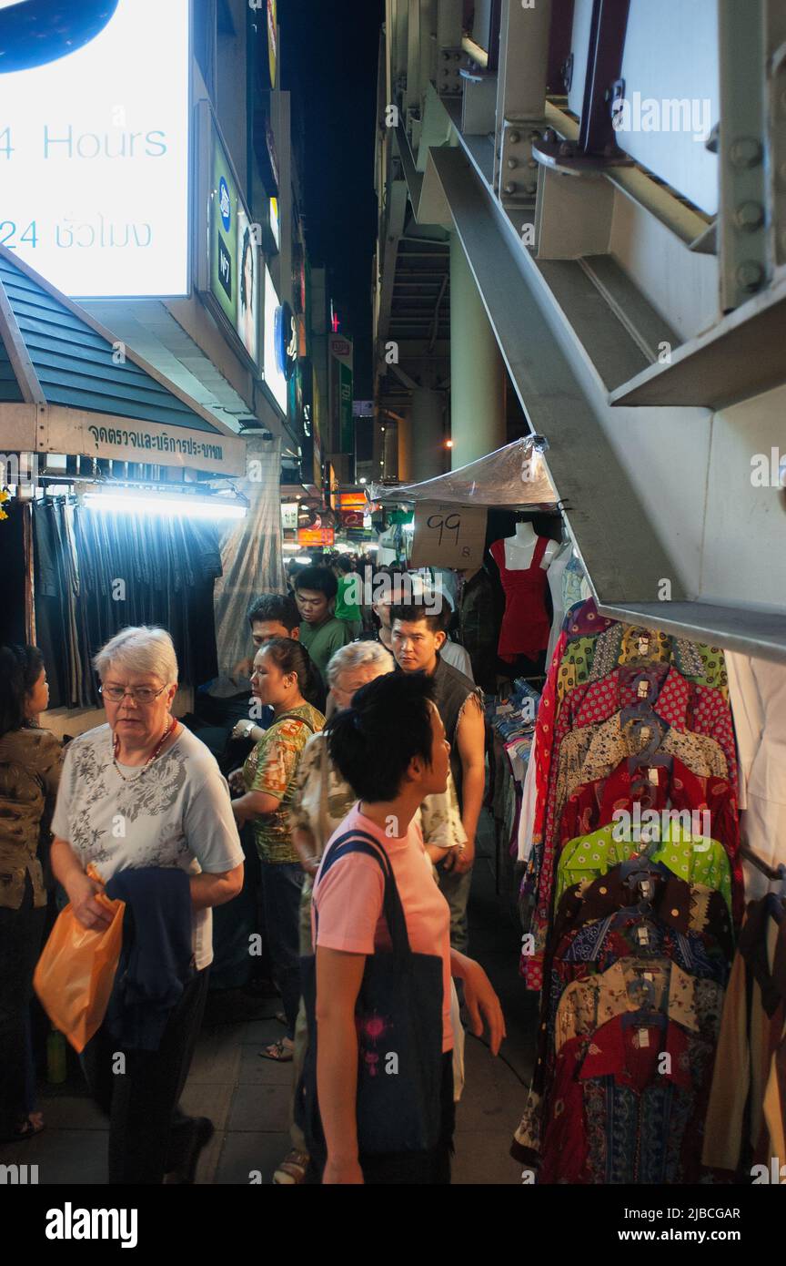 shoppers-and-tourists-at-patpong-night-market-bangkok-thailand-stock