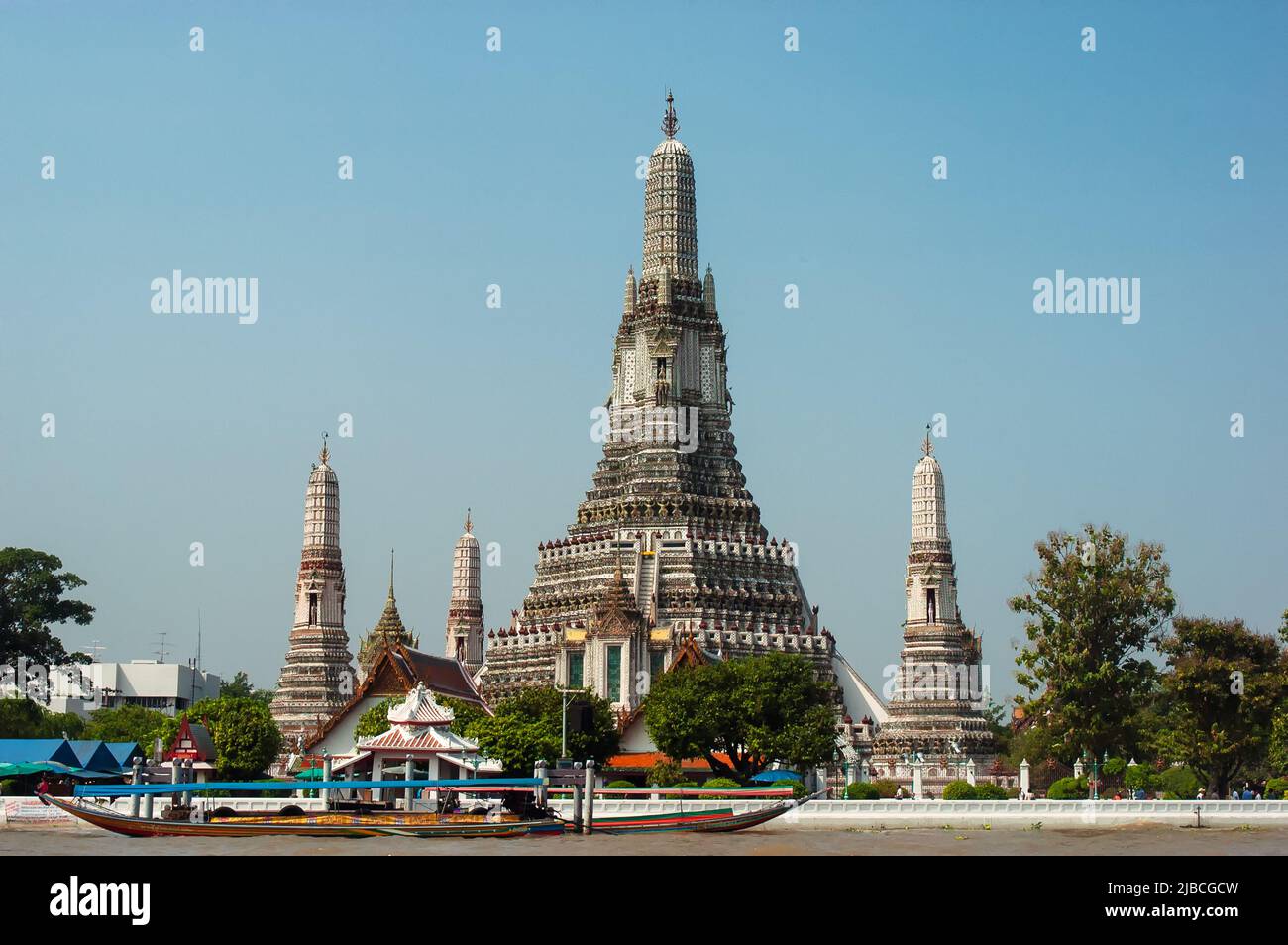 Wat Arun, the Temple of Dawn, by the Chao Phraya River with a passing boat, Bangkok, Thailand Stock Photo